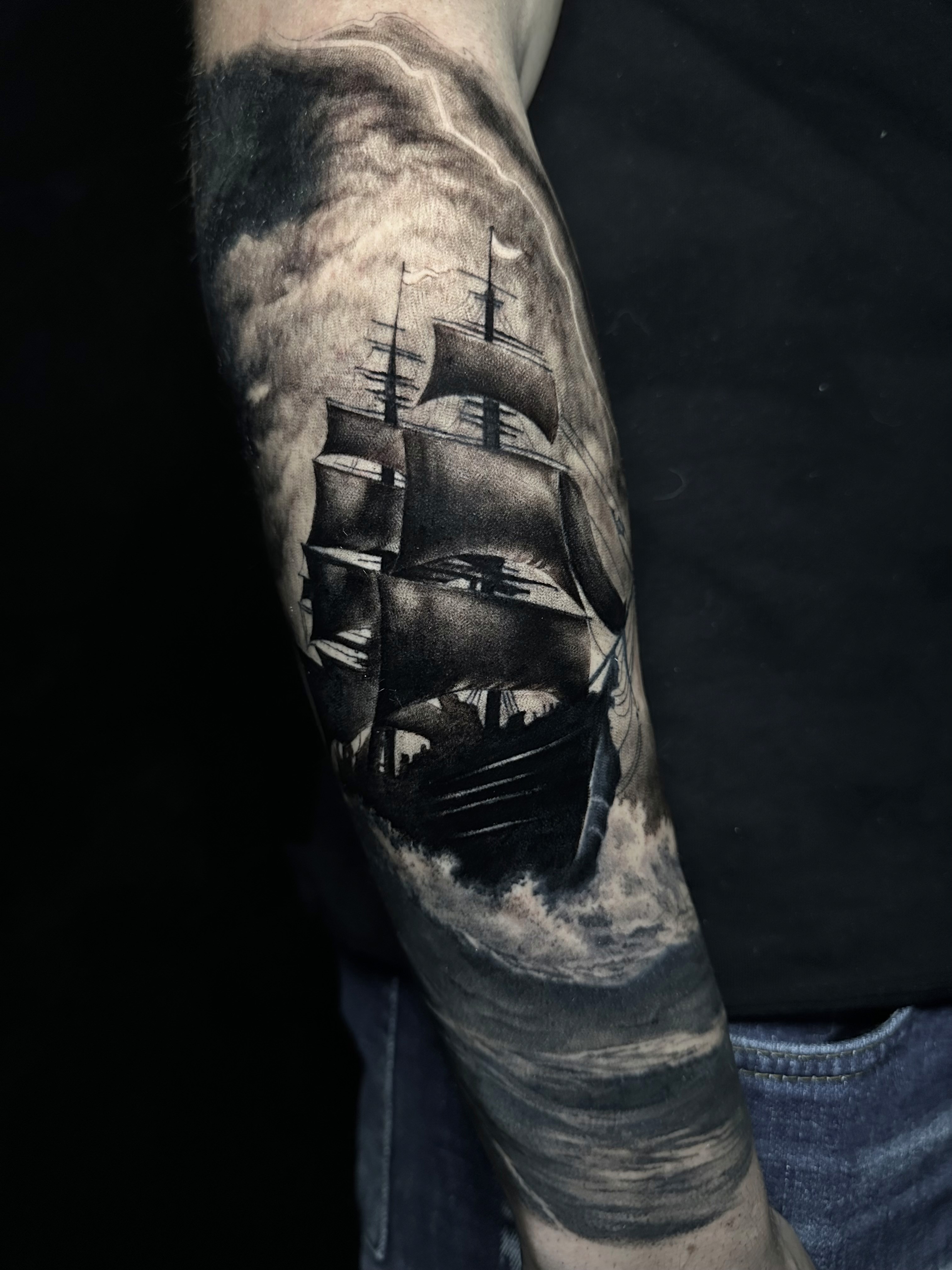 tatuaggio sull'avambraccio in stile chicano