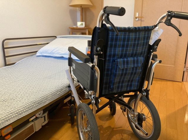 車椅子とベッド