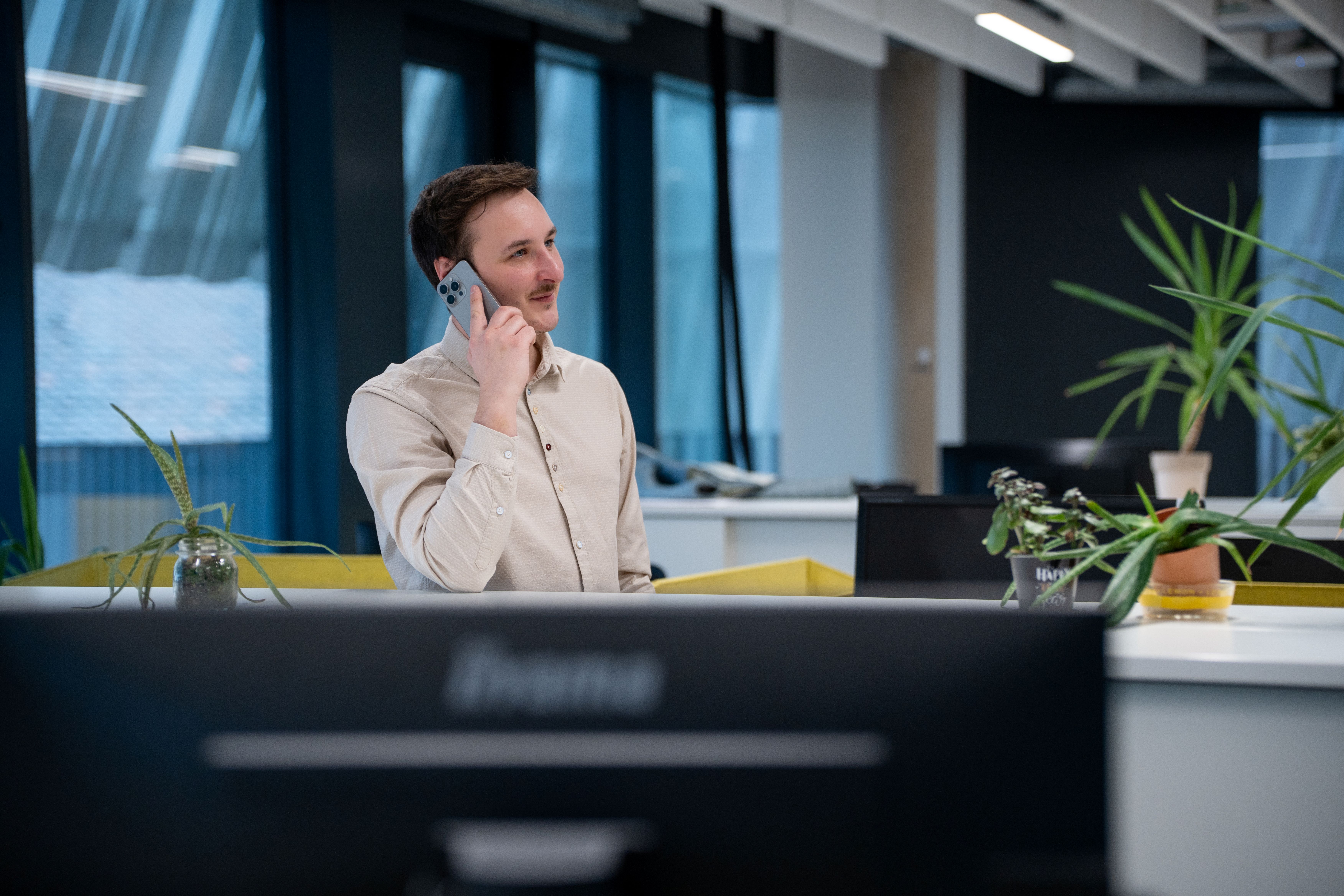 Mann telefoniert mit iPhone