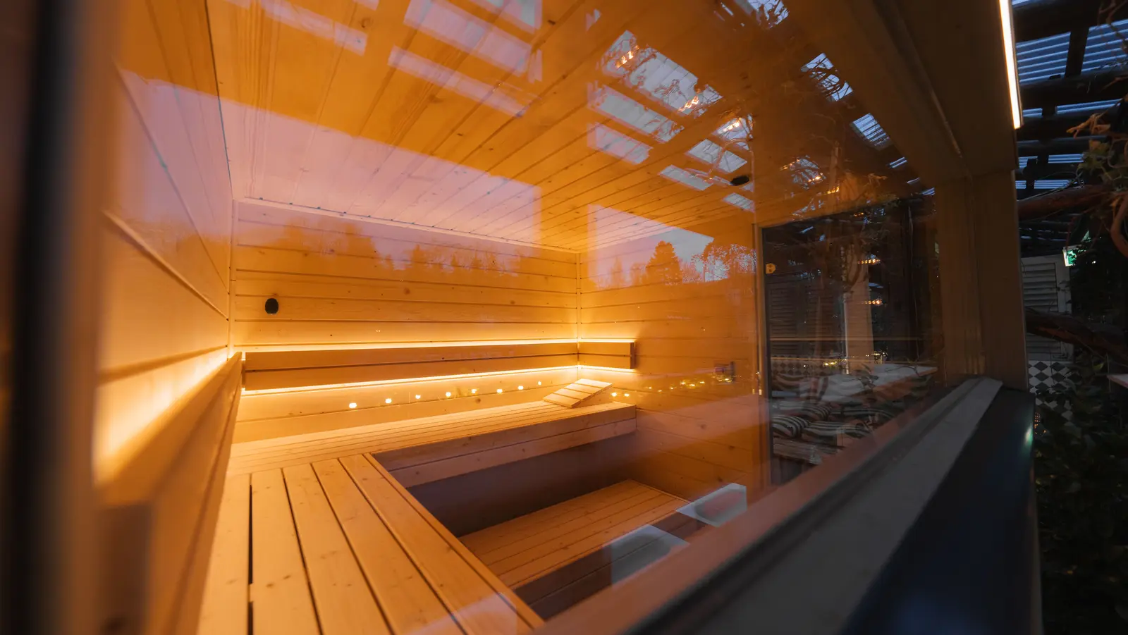 Blick durchs grosse Fenster nach drinnen in einer grossen Sauna