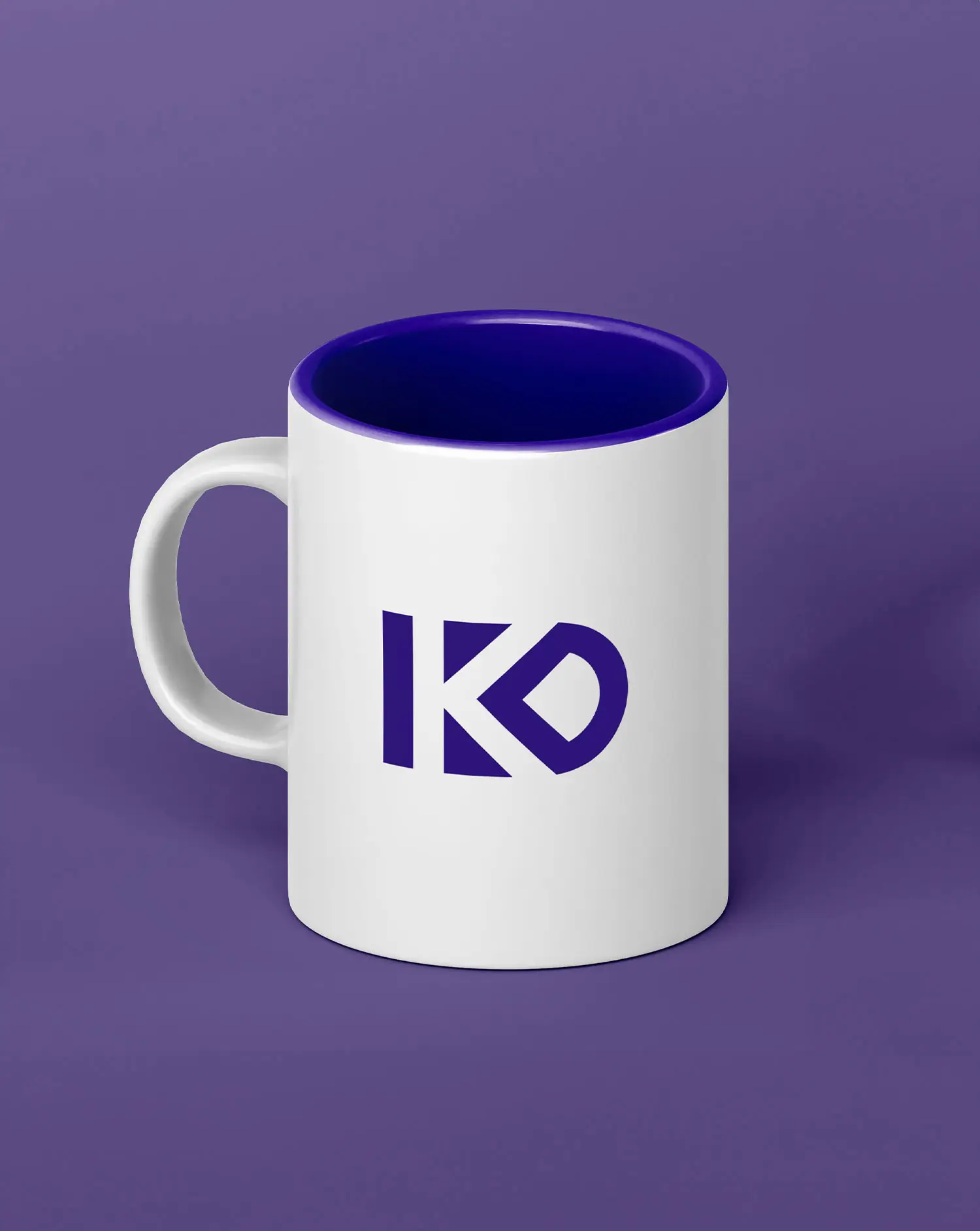 Portfolio Thankium: Taza blanca con interior morado y logo en fondo púrpura