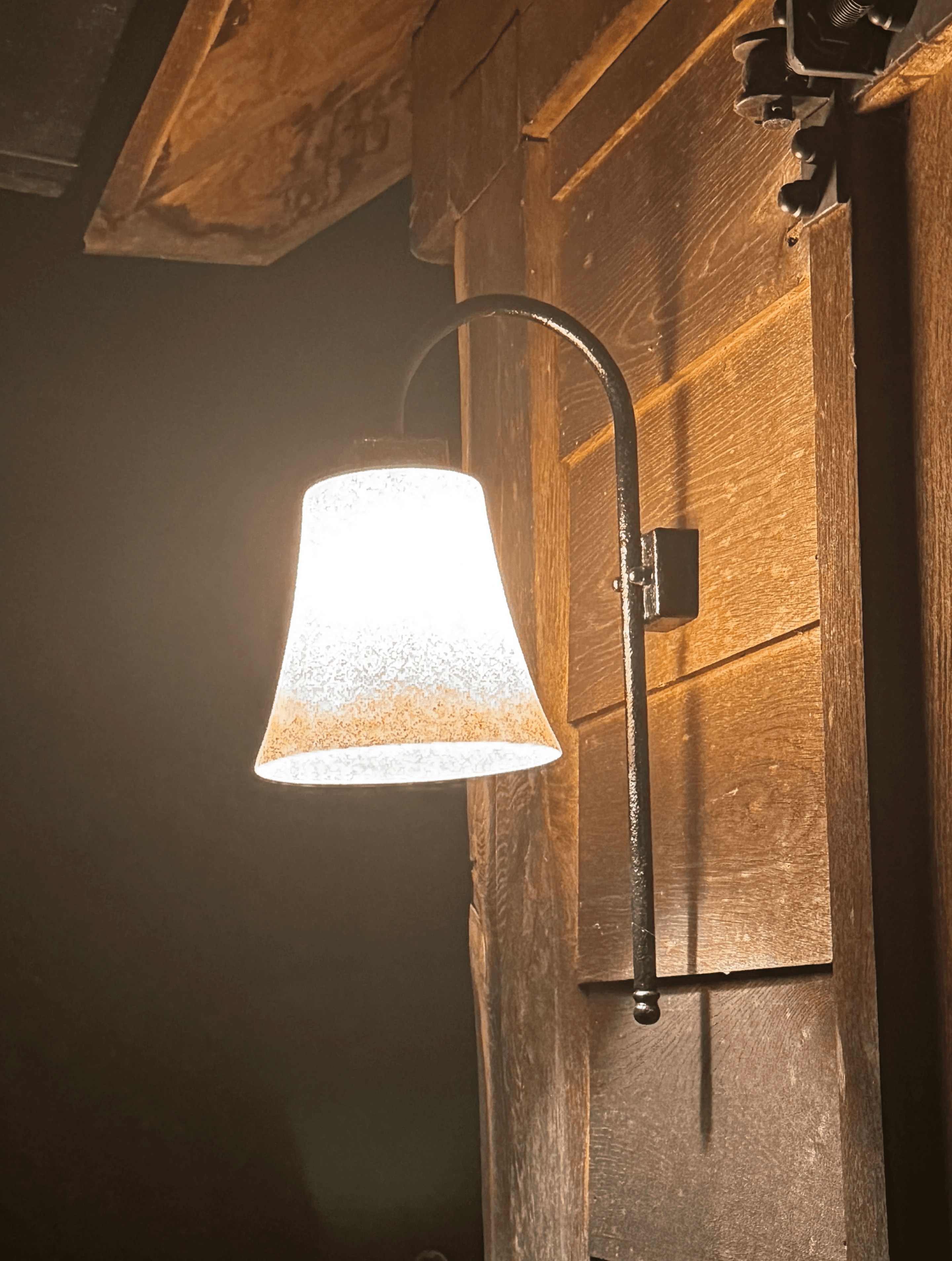 Close-up van maatwerk wandverlichting van Bellini Lighting met hoogwaardige afwerking en zacht licht