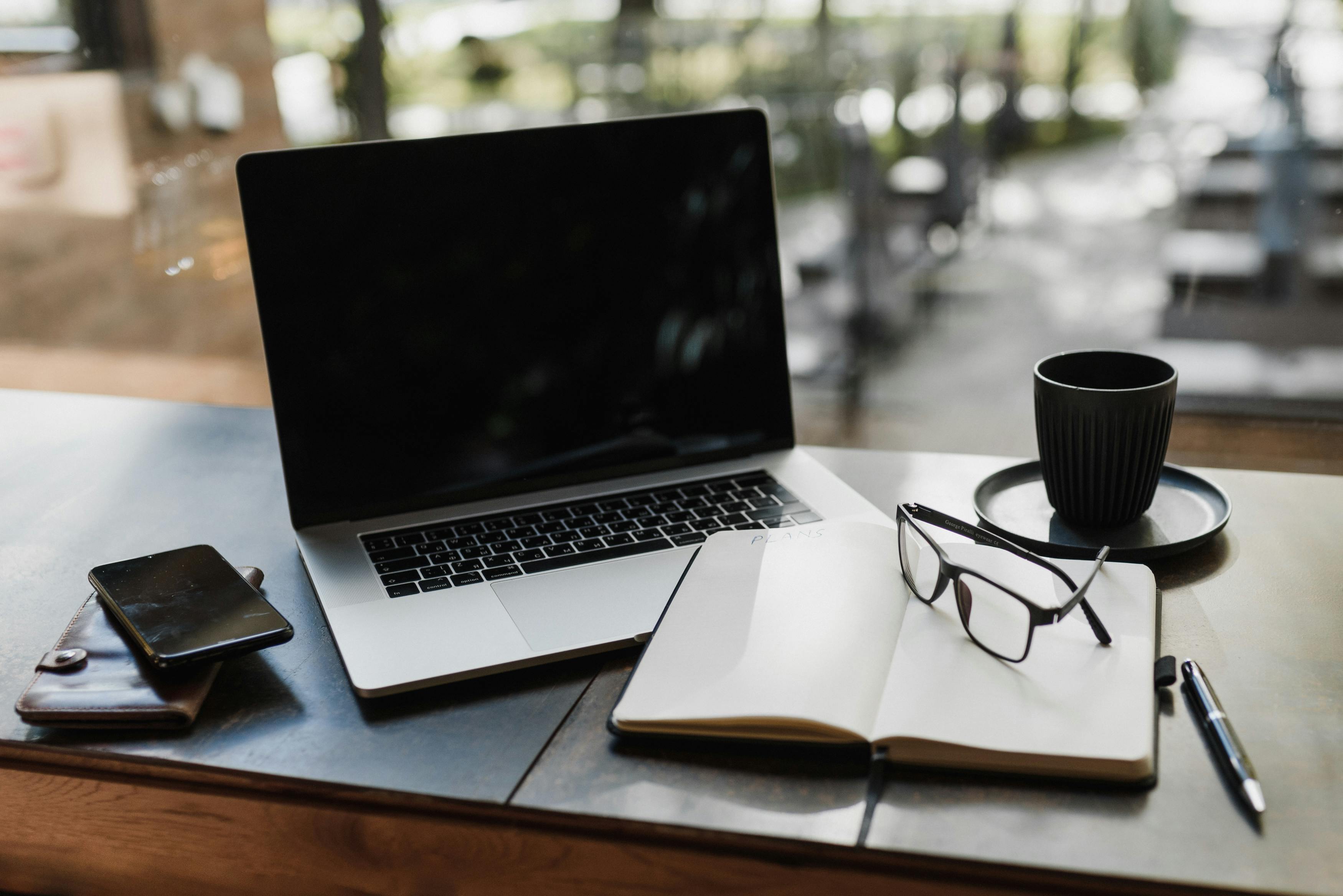 Dirigeant de PME utilisant un système d'automatisation de relances clients sur son ordinateur