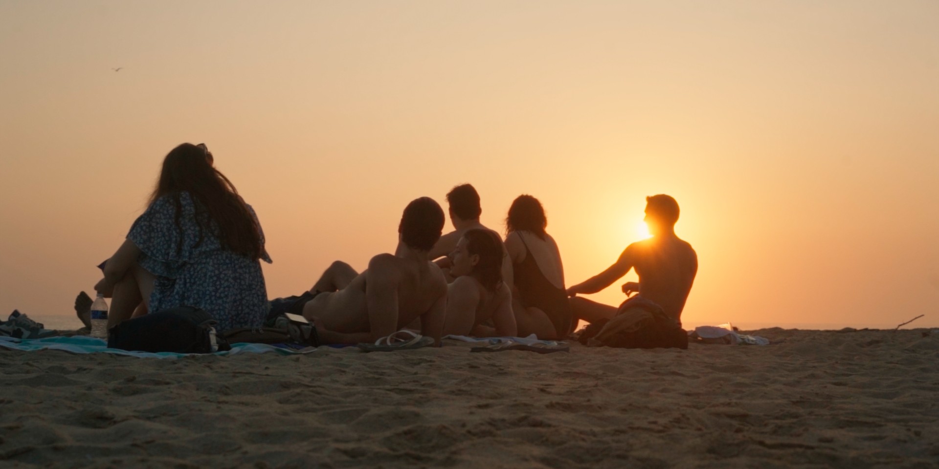 groupe d'amis sous un coucher de soleil à Puerto Escondido. 