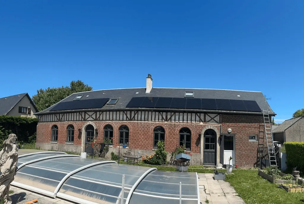 Photo d'une maison à Louvetot en France équipée de panneaux photovoltaïques dont l'installation a été faite par Solarock.