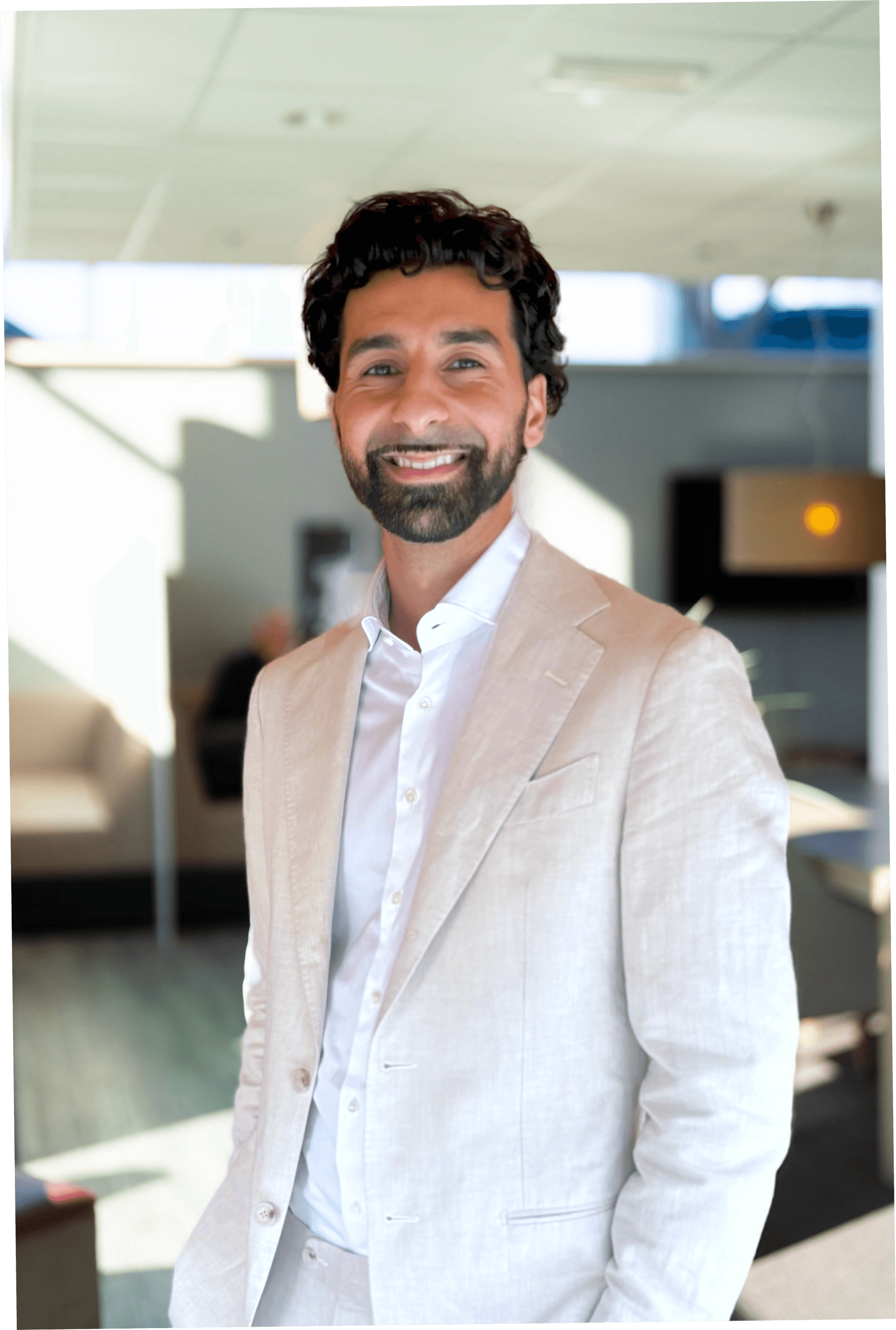 SETTL team member welcoming internationals with expert housing advice