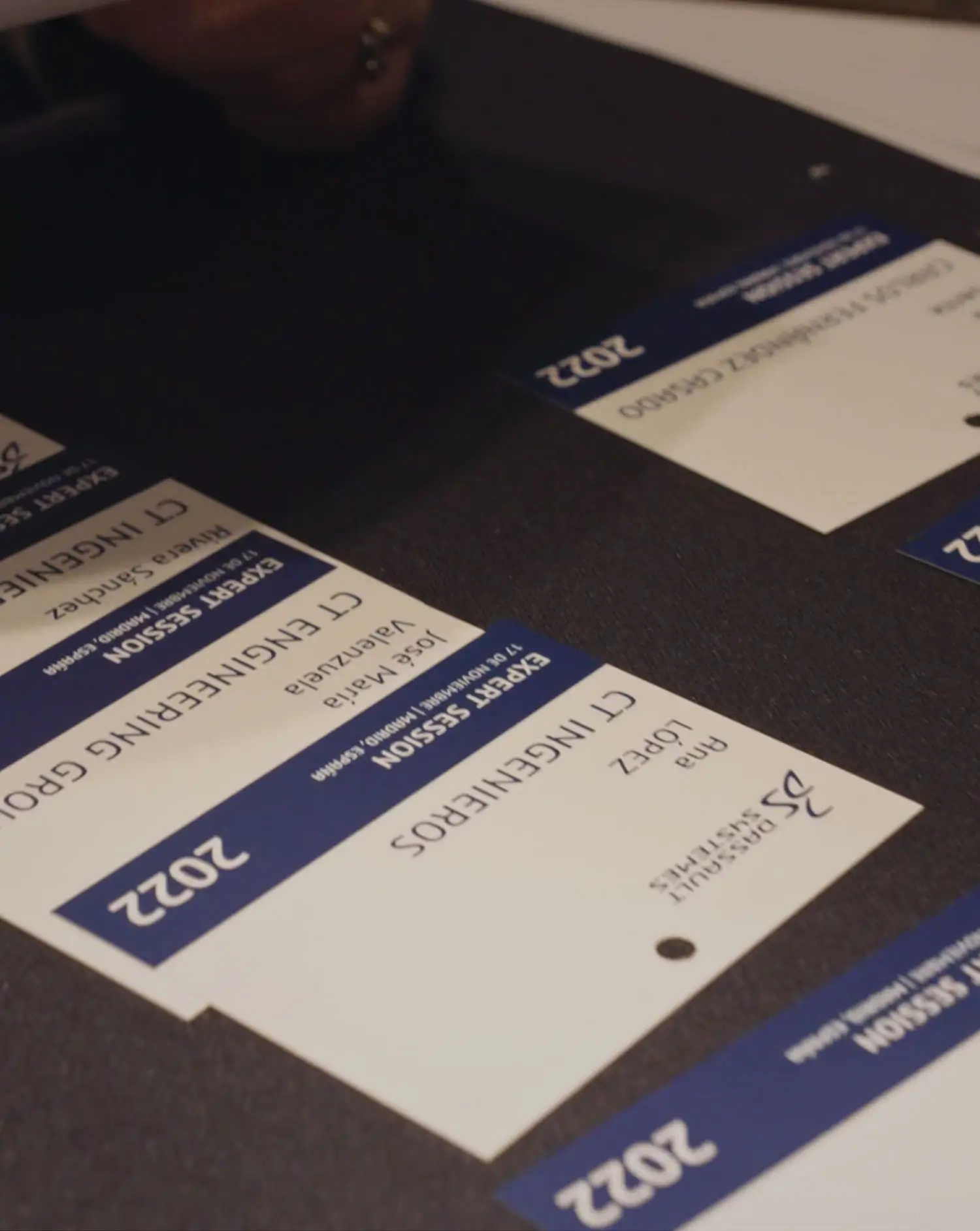 Portfolio Thankium: etiquetas credenciales evento conferencia CT Ingenieros 2022 mesas expositor asistentes