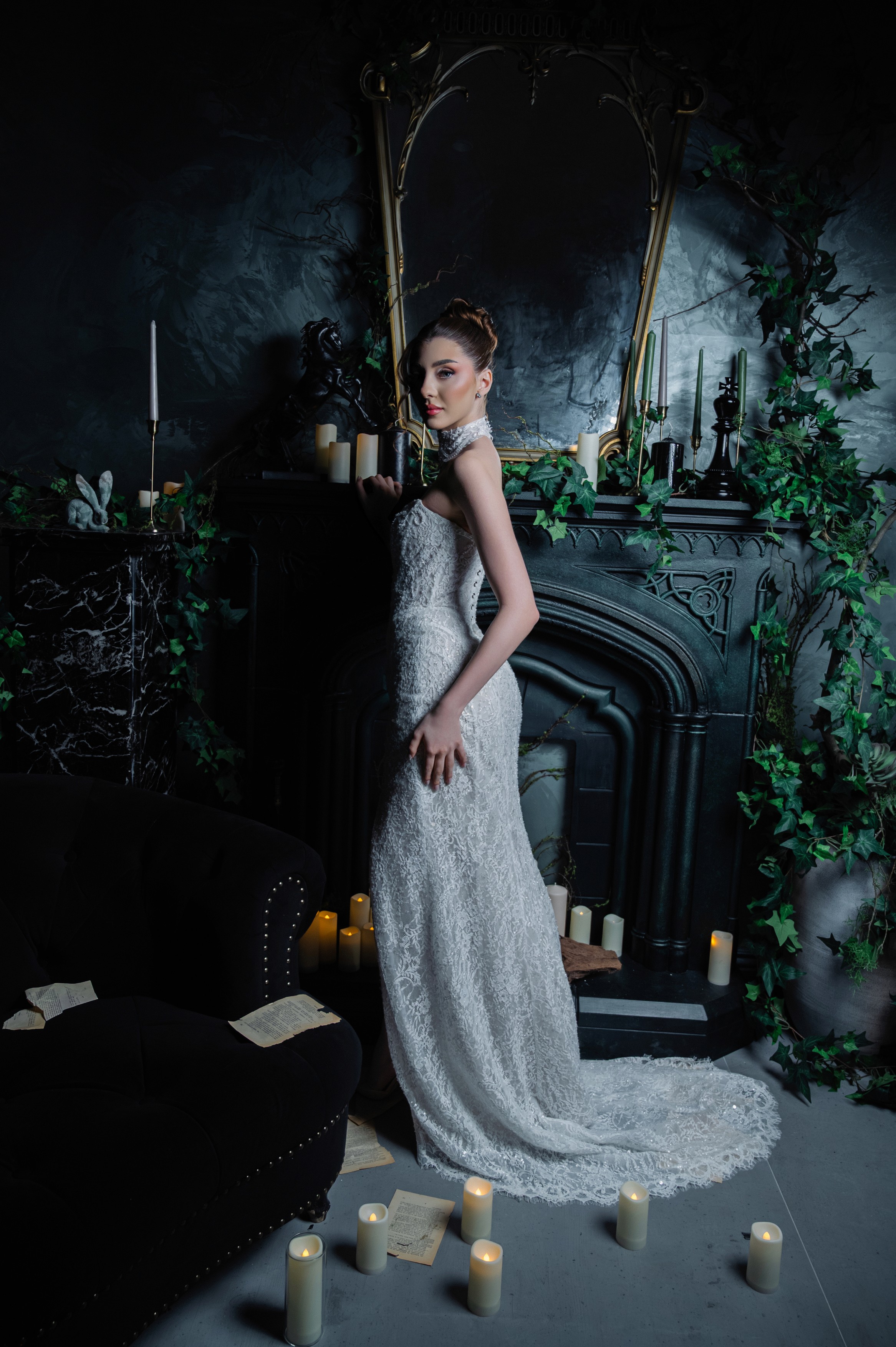 Mireasă fotografiată din profil într-un decor dramatic cu șemineu și lumini discrete, fotografie bridal în București