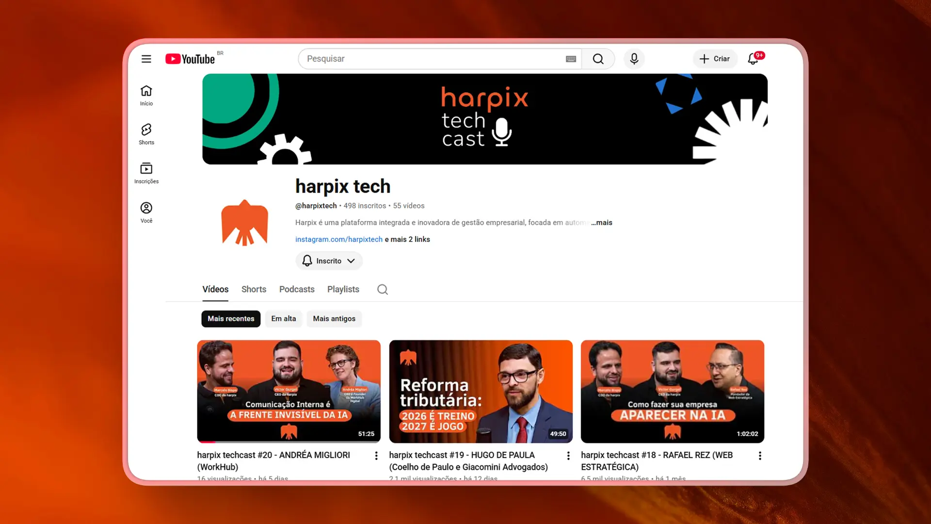 canal no youtube da harpix mostrando episódios do tech cast, ao fundo um gradiente laranja escuro. 