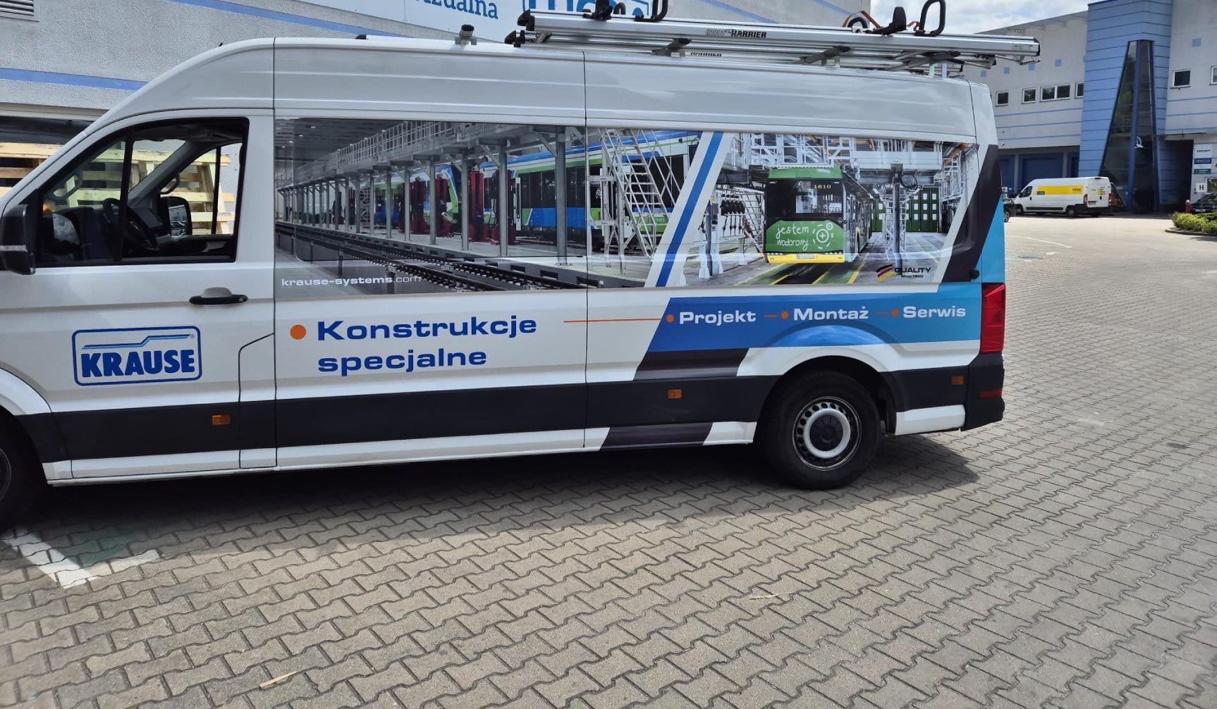 Projekt grafiki na samochód serwisowy – czytelna ekspozycja oferty "Konstrukcje specjalne".