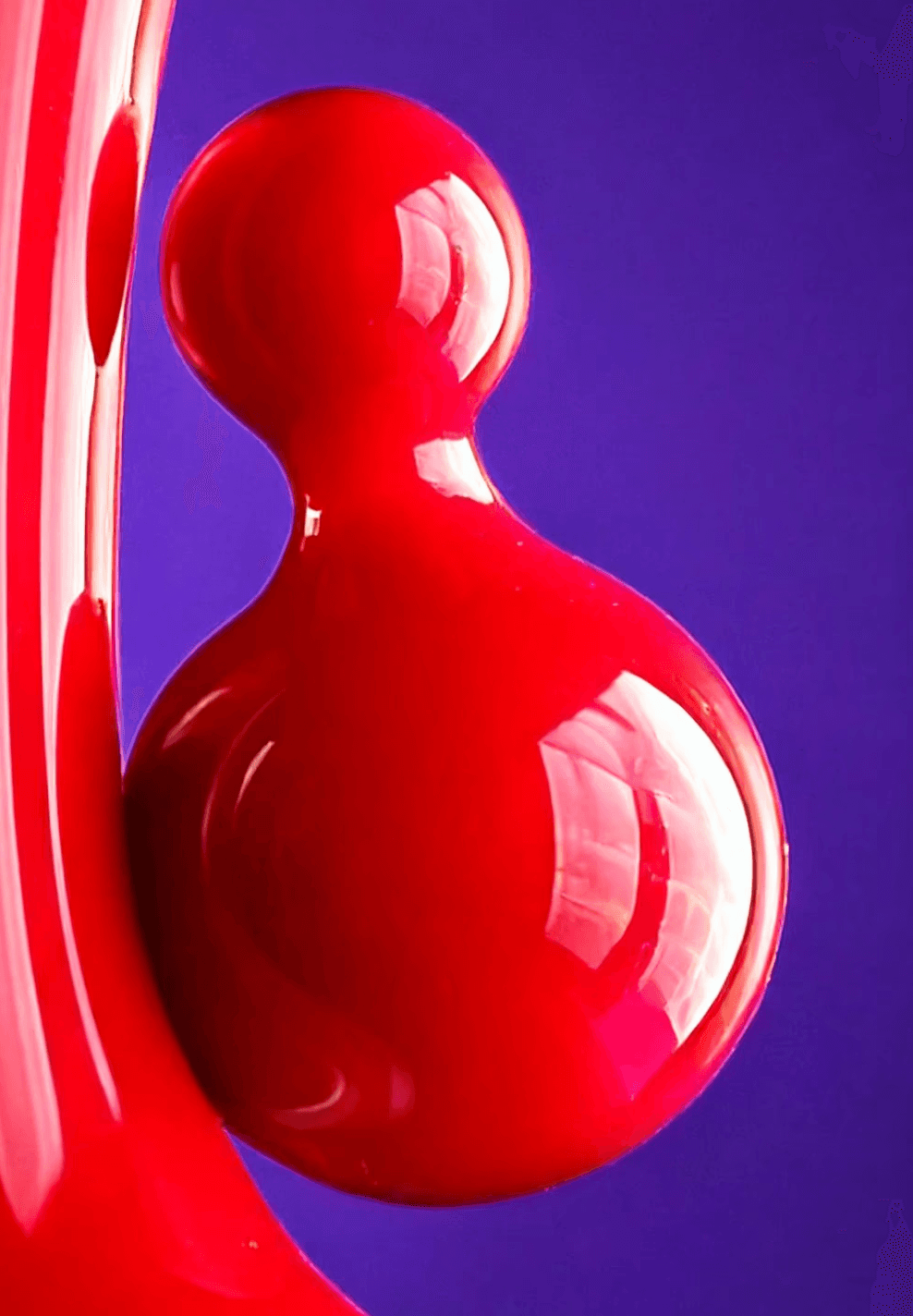 L'image capturant le mouvement fluide du liquide dans une lampe à lave reflète la dynamique organique de Mathmos. Le design, presque hypnotique, symbolise l'évolution continue de la marque tout en honorant ses racines psychédéliques et futuristes.