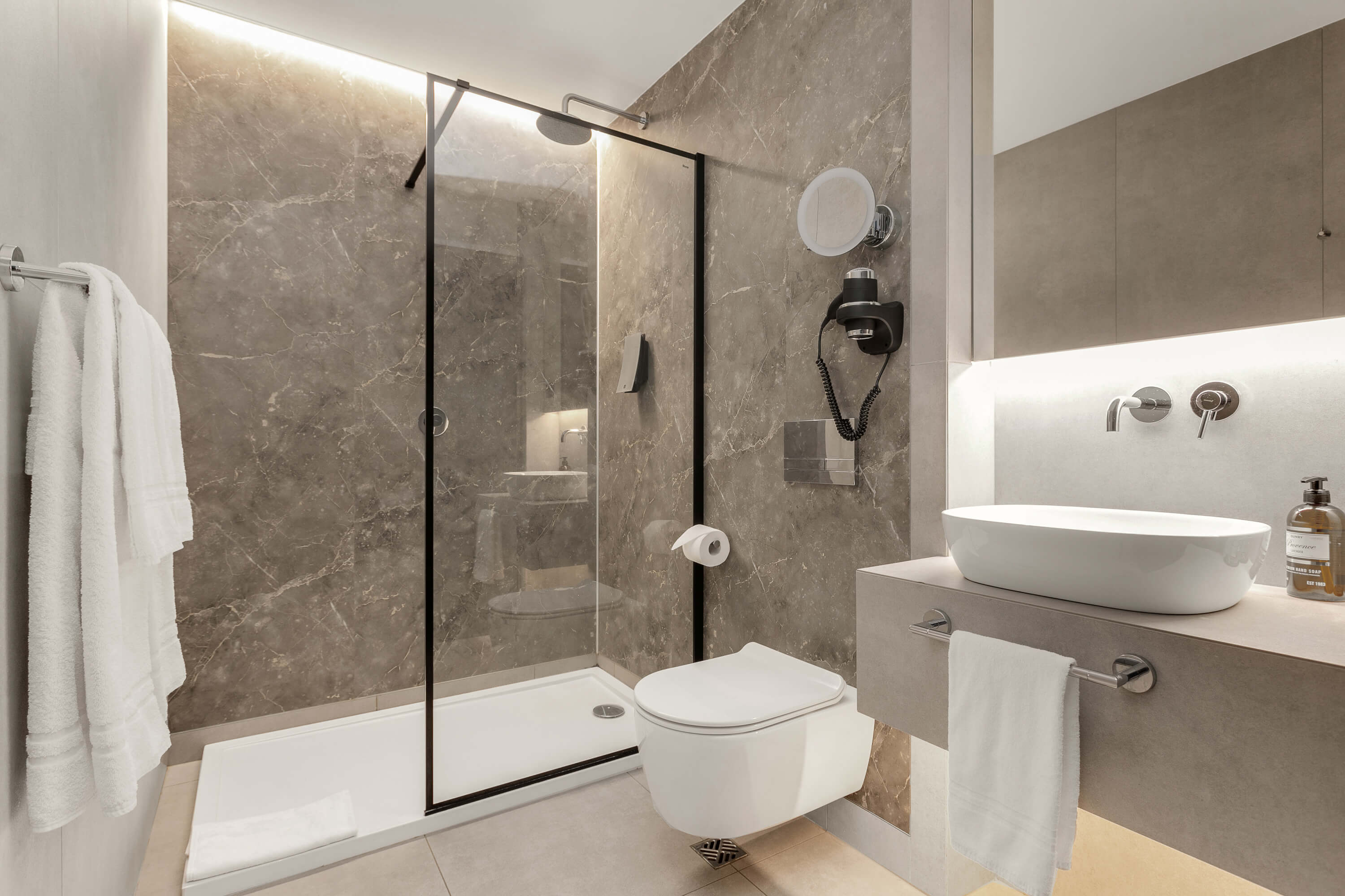 Baðherbergi Konvin Hotel