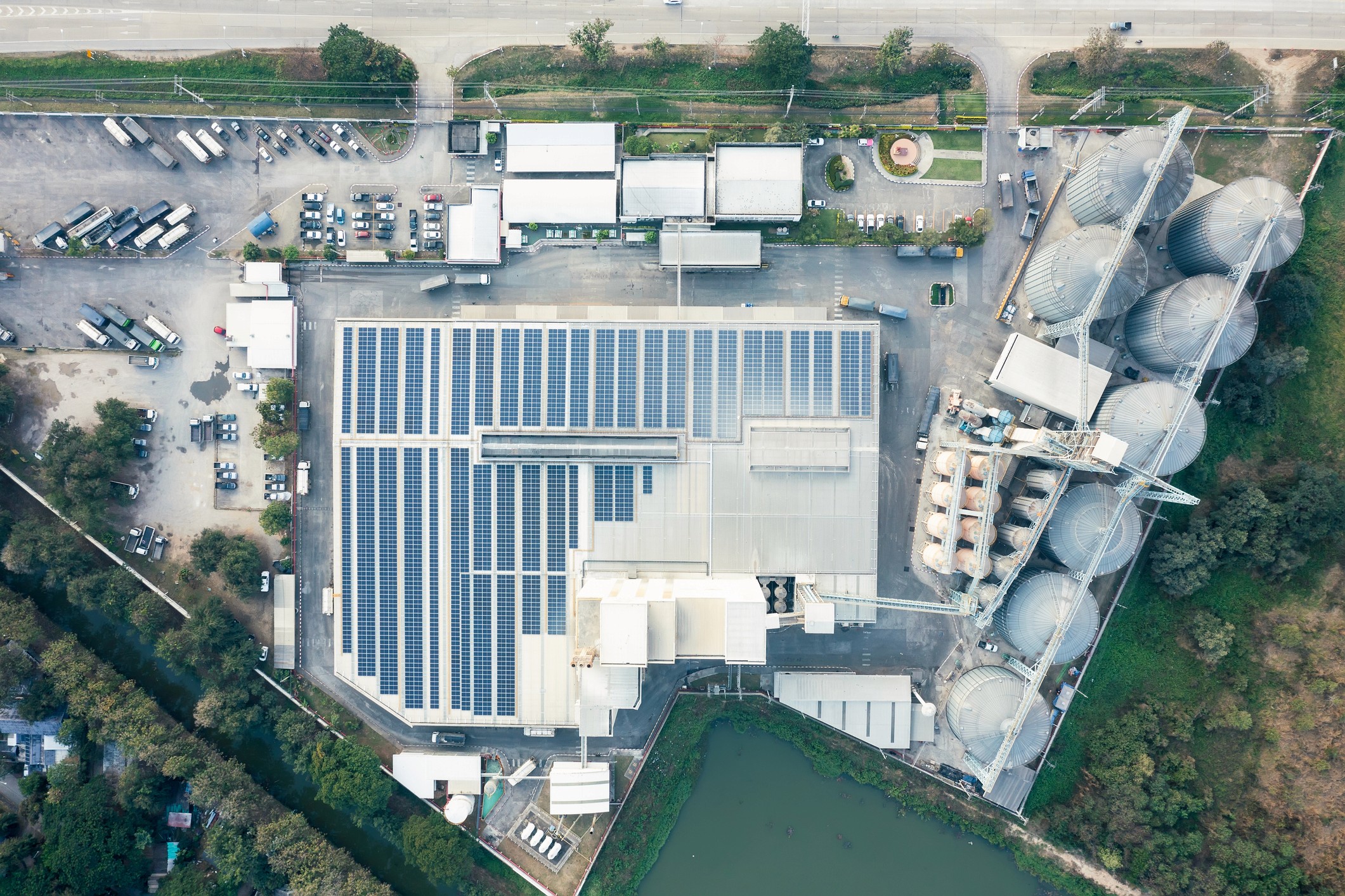 photo de haut d'une entreprise avec des panneaux photovoltaïques sur son toit