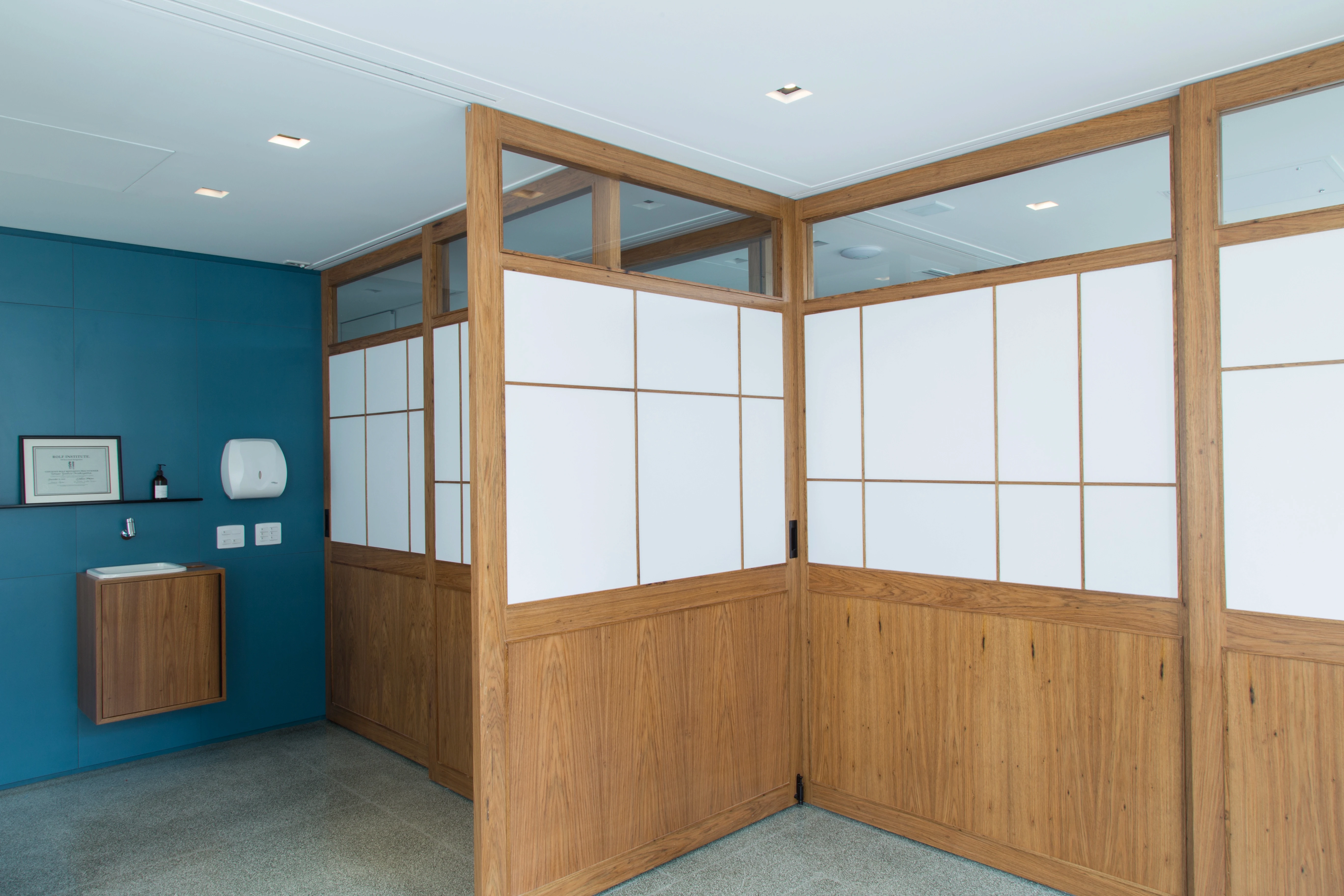 Disposition modulaire de l'espace, cloisons adaptables, lavabo