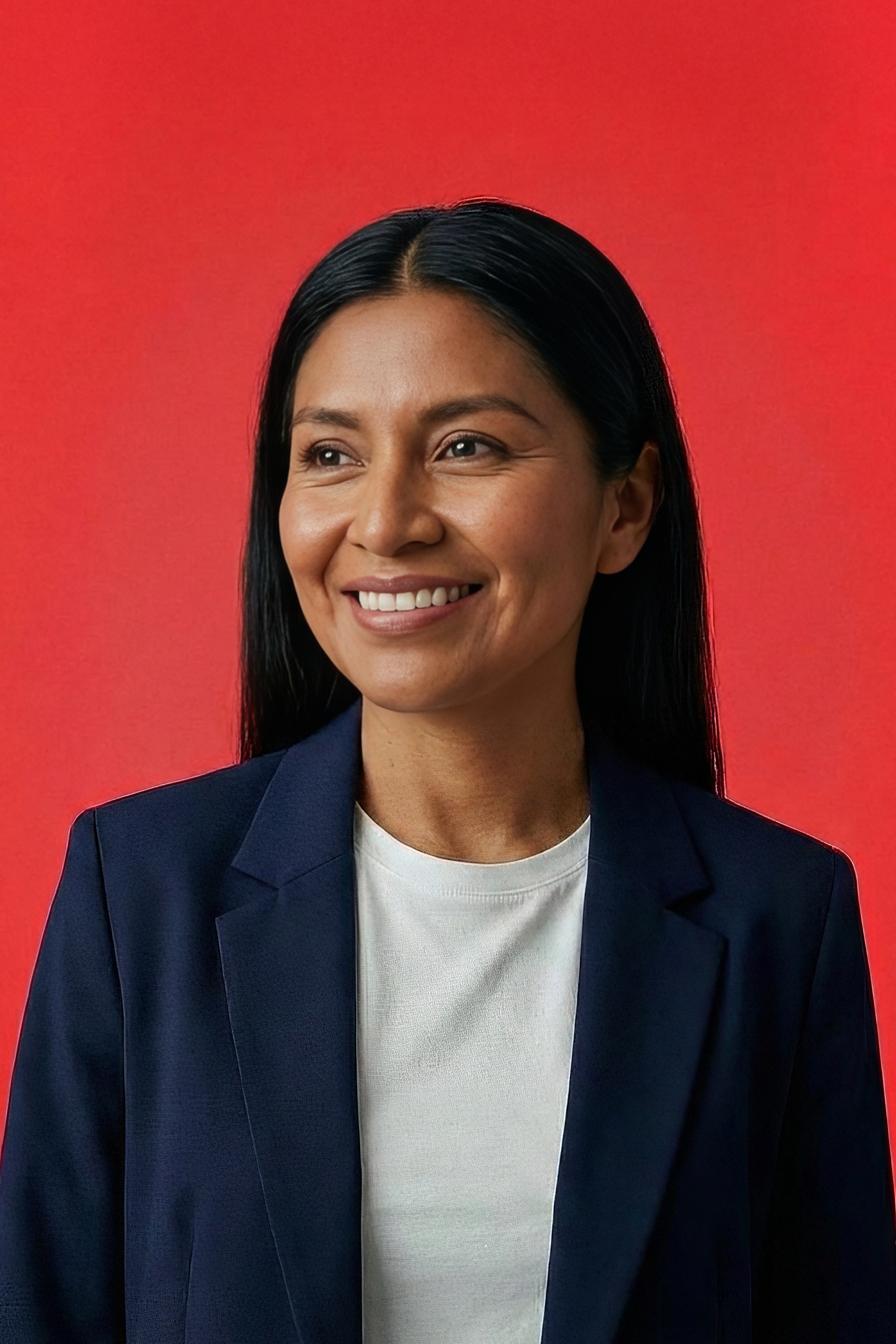 Mujer profesional que representa liderazgo femenino en entornos laborales inclusivos