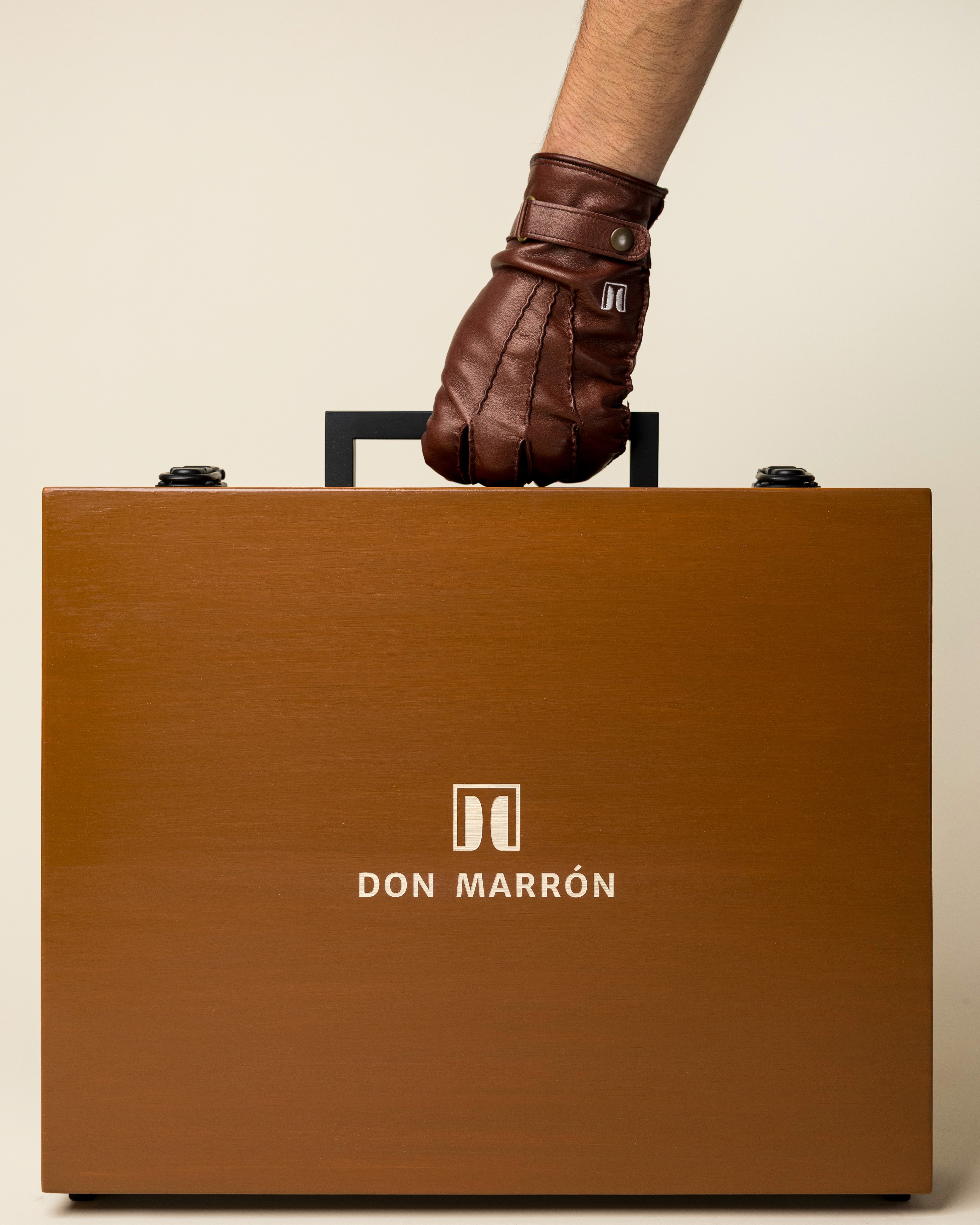 Luxury membership presentation box with green and brown leather finish, featuring Don Marrón branding and tailored presentation materials.