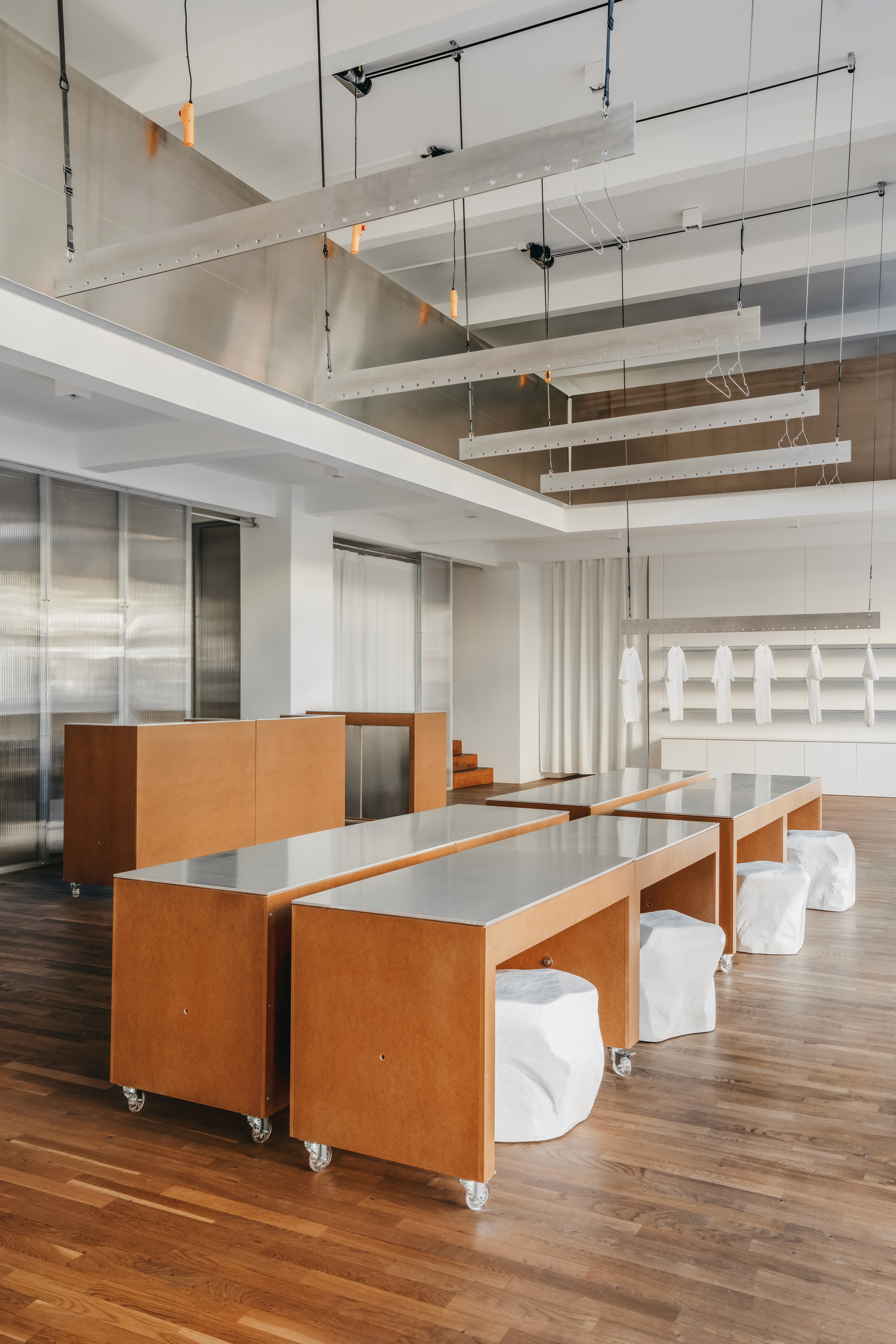 Moderner KMB Showroom in Berlin-Mitte für Seeding Events, Brand Experiences und kreative Markenarbeit.