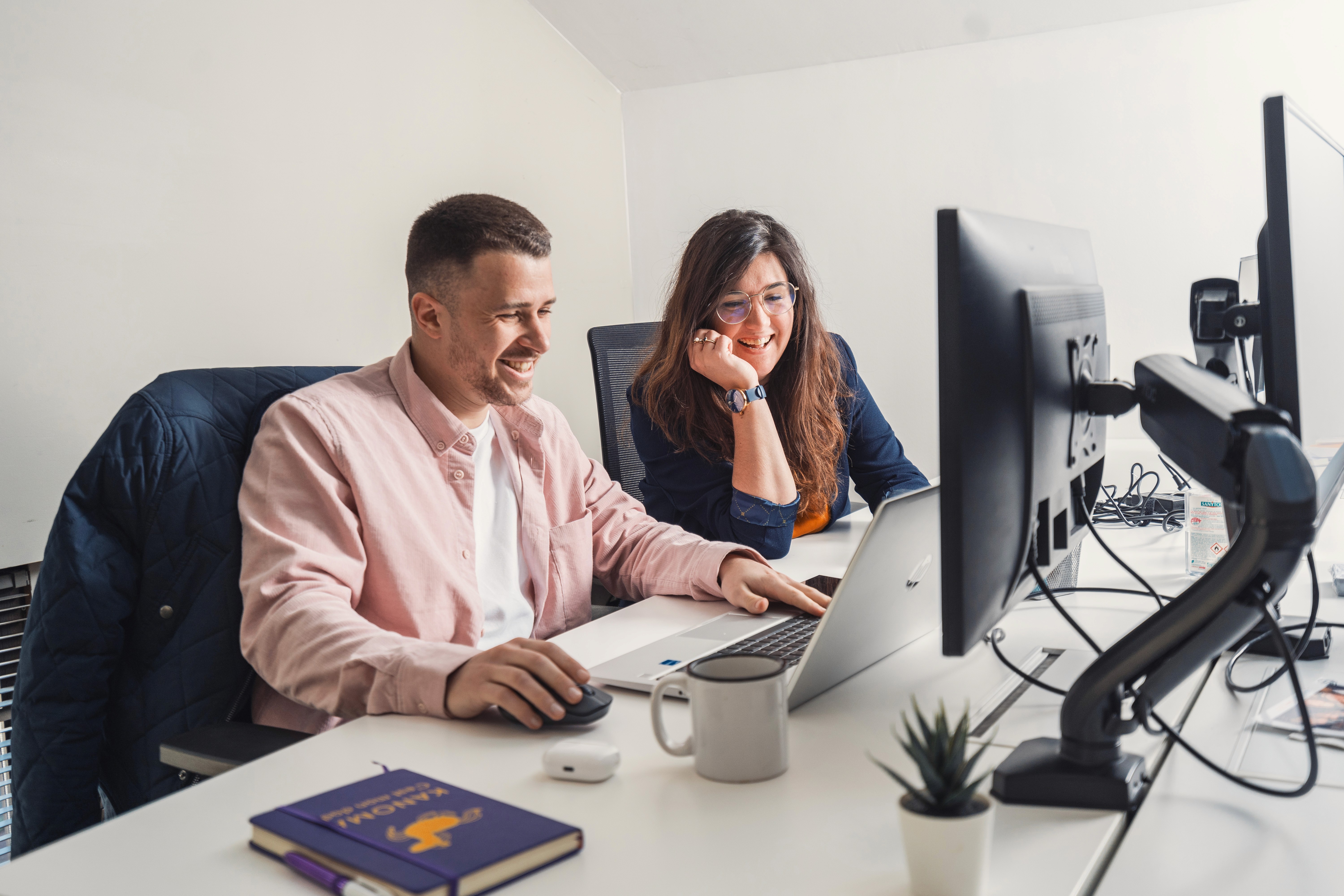 deux personnes en train de regarder un écran d'ordinateur