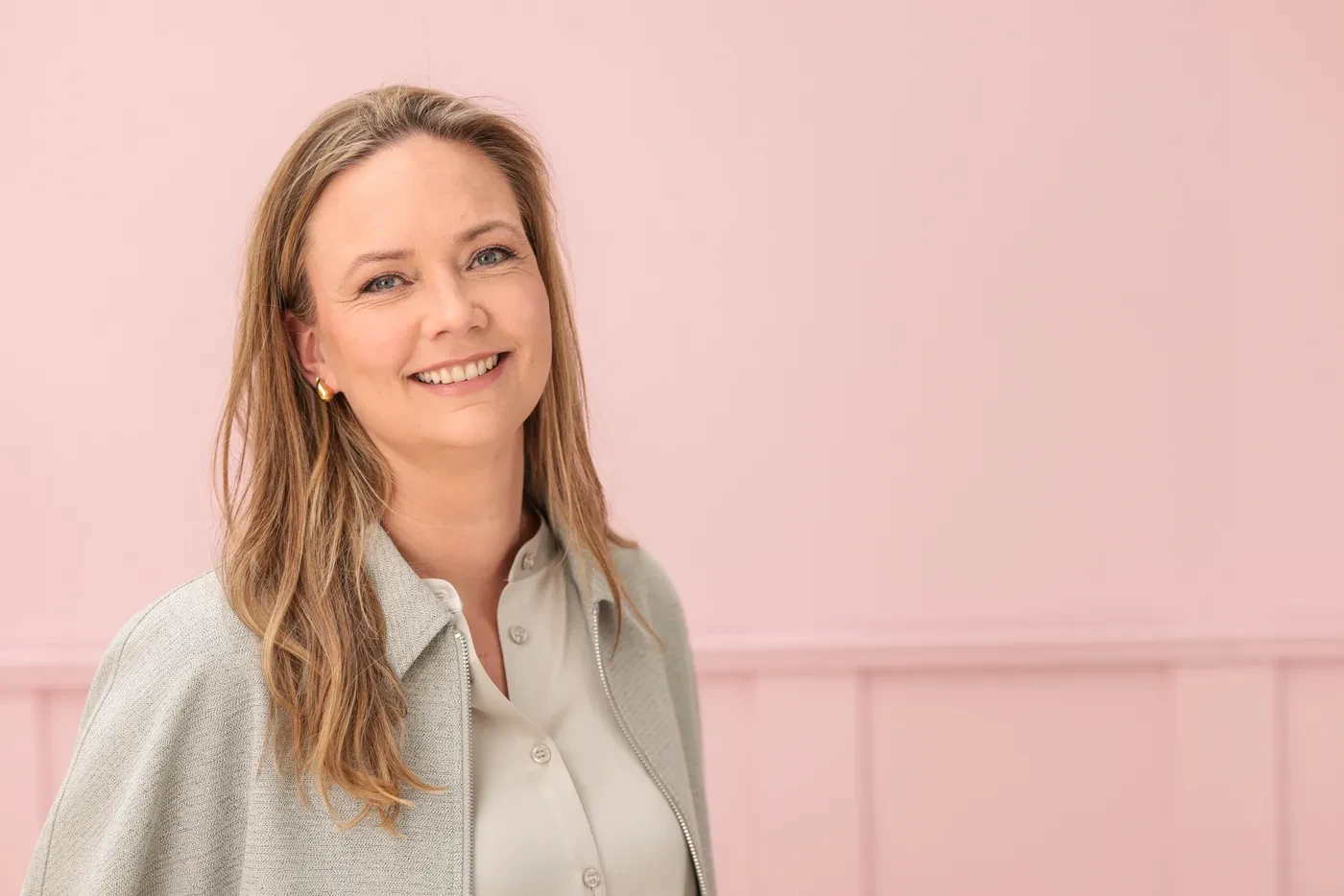 Eveline Bouwman met een roze achtergrond