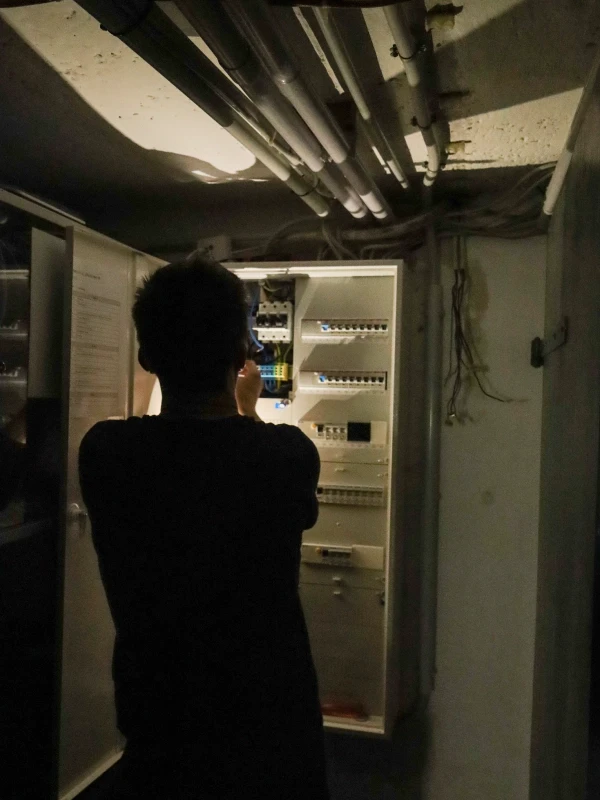 Handwerker der im Keller von Eigenümer Stuhlreiter die Einstellungen vornimmt