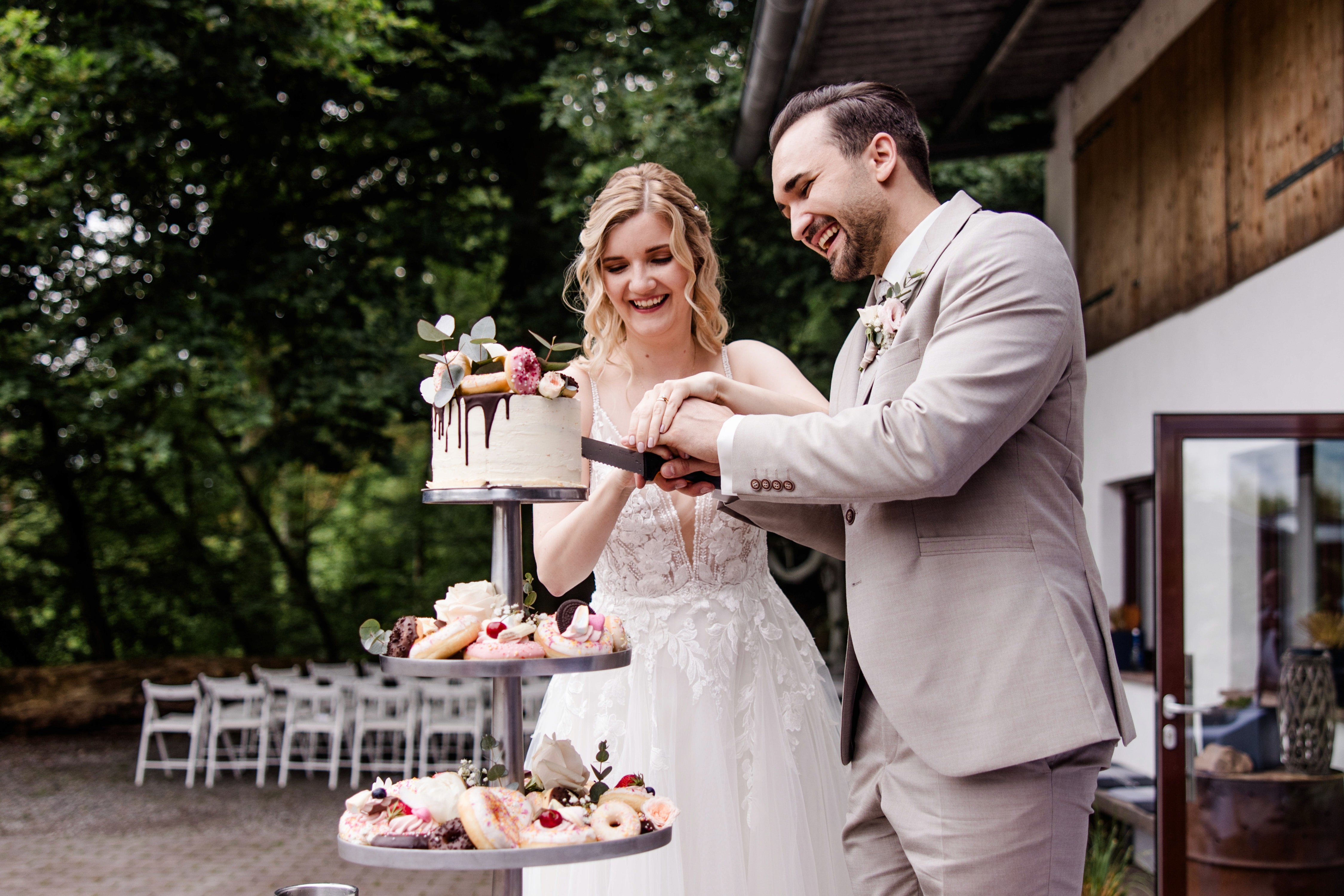 Hochzeitspaartpaar schneidet Torte