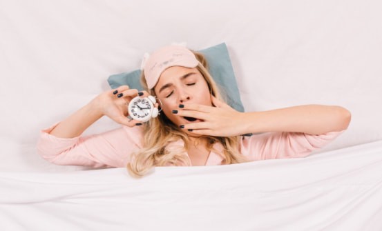 Жінка спить у ліжку