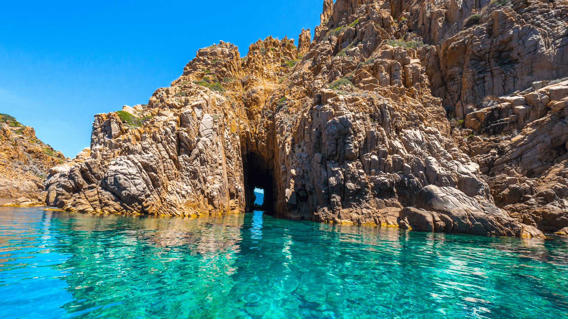 Côte rocheuse de Corse baignée par une mer limpide, lieu sauvage idéal pour une pause mentale régénérante