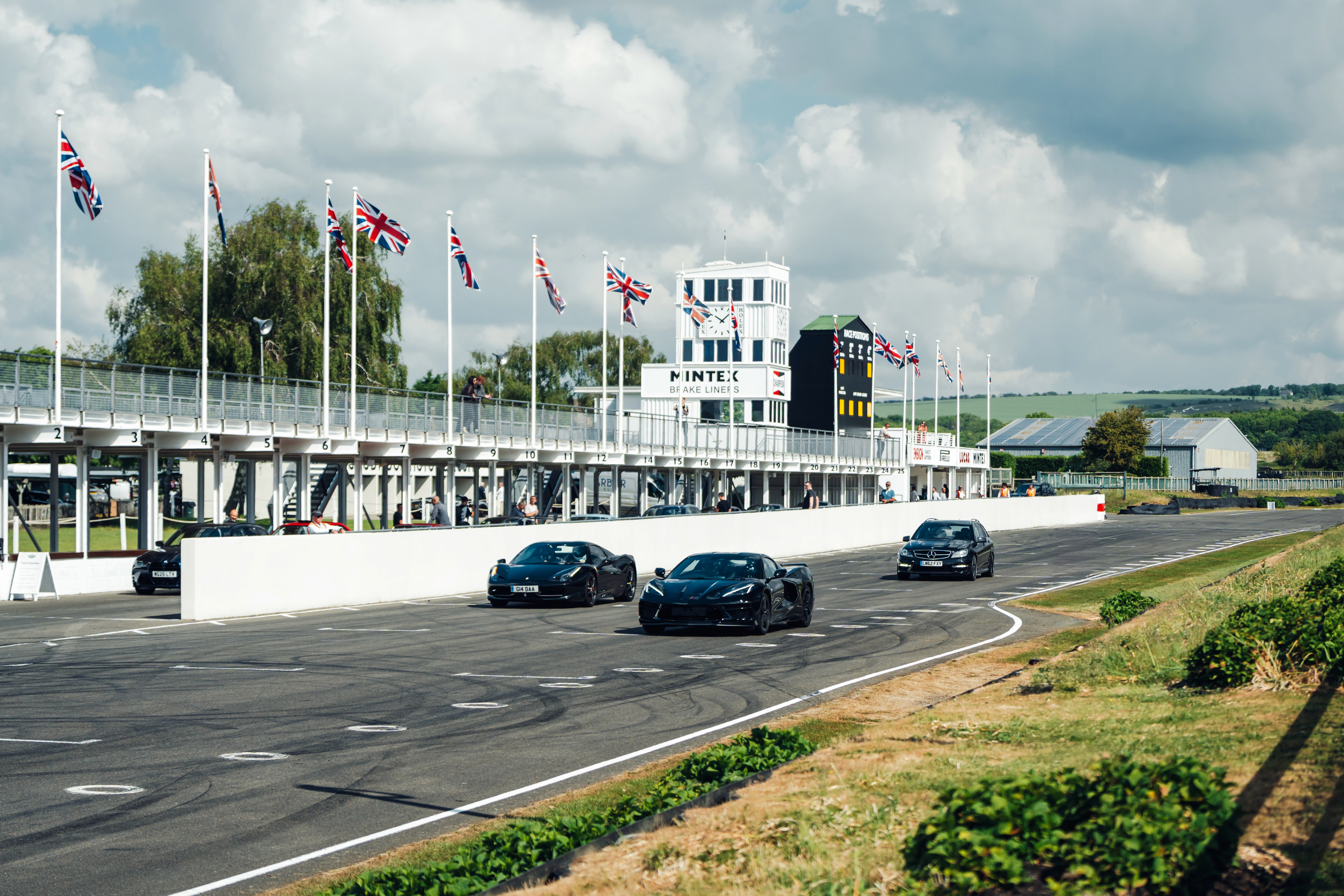 Foto di auto sportive in pista