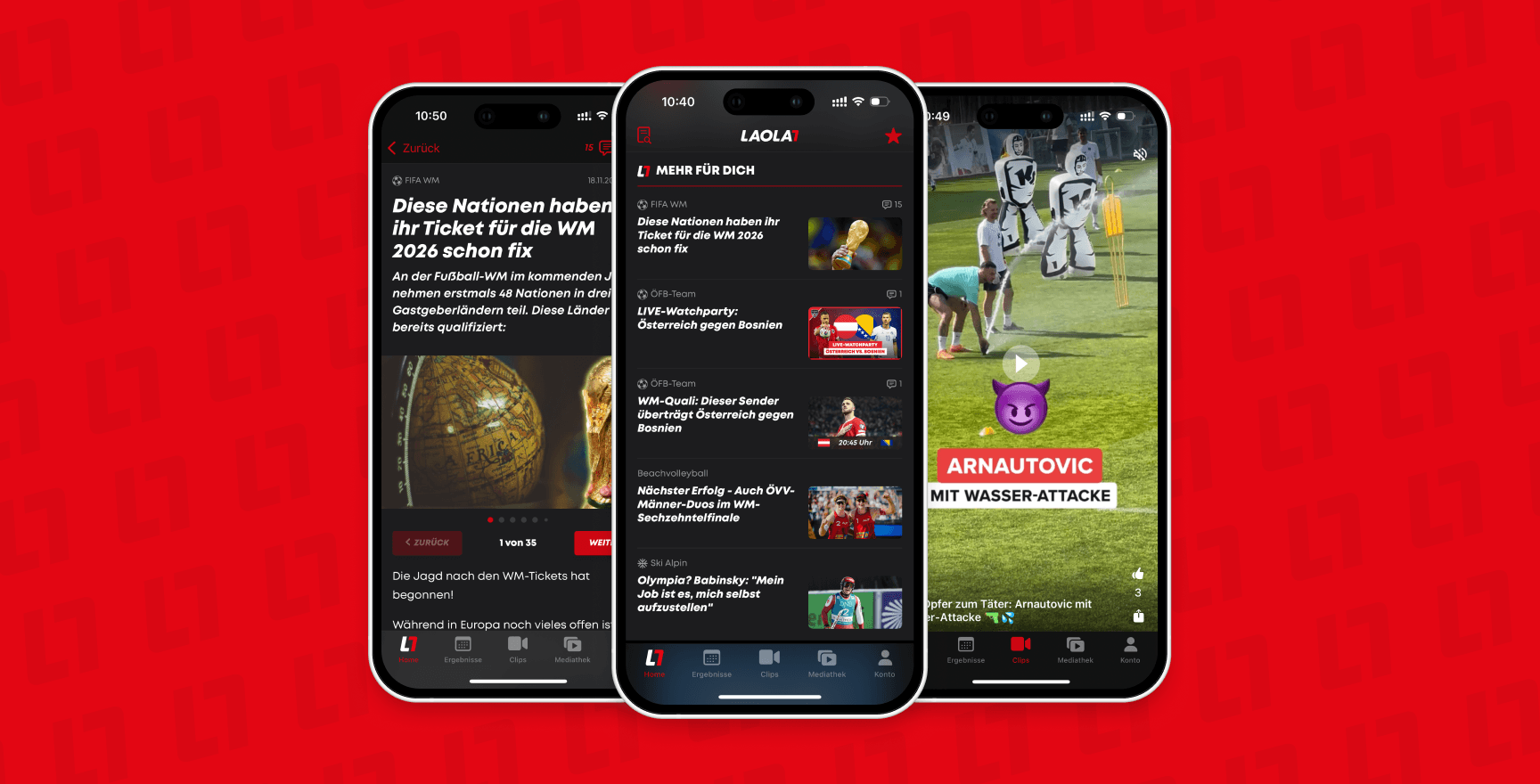 Drei Smartphones mit unterschiedlichen Ansichten der LAOLA1-App vor rotem Hintergrund. Links ein ausführlicher Artikel zur Fußball-WM 2026, in der Mitte der personalisierte Feed „Mehr für dich“, rechts ein Clip im TikTok-ähnlichen Format mit einem Fußballspieler auf dem Trainingsplatz.