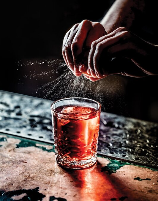 Close-up of a martini with olives, symbolizing Russell&Stellar’s sharp, spirited approach to brand expansion for ambitious spirits companies