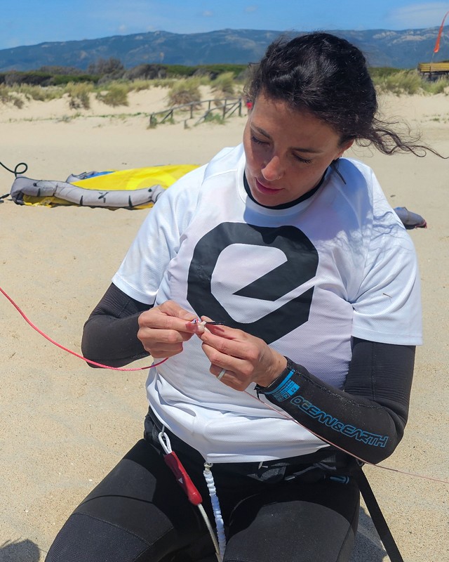 Ein Student richtet die Kiteleinen am Strand während eines Kitesurfkurses bei Explora Watersports Tarifa