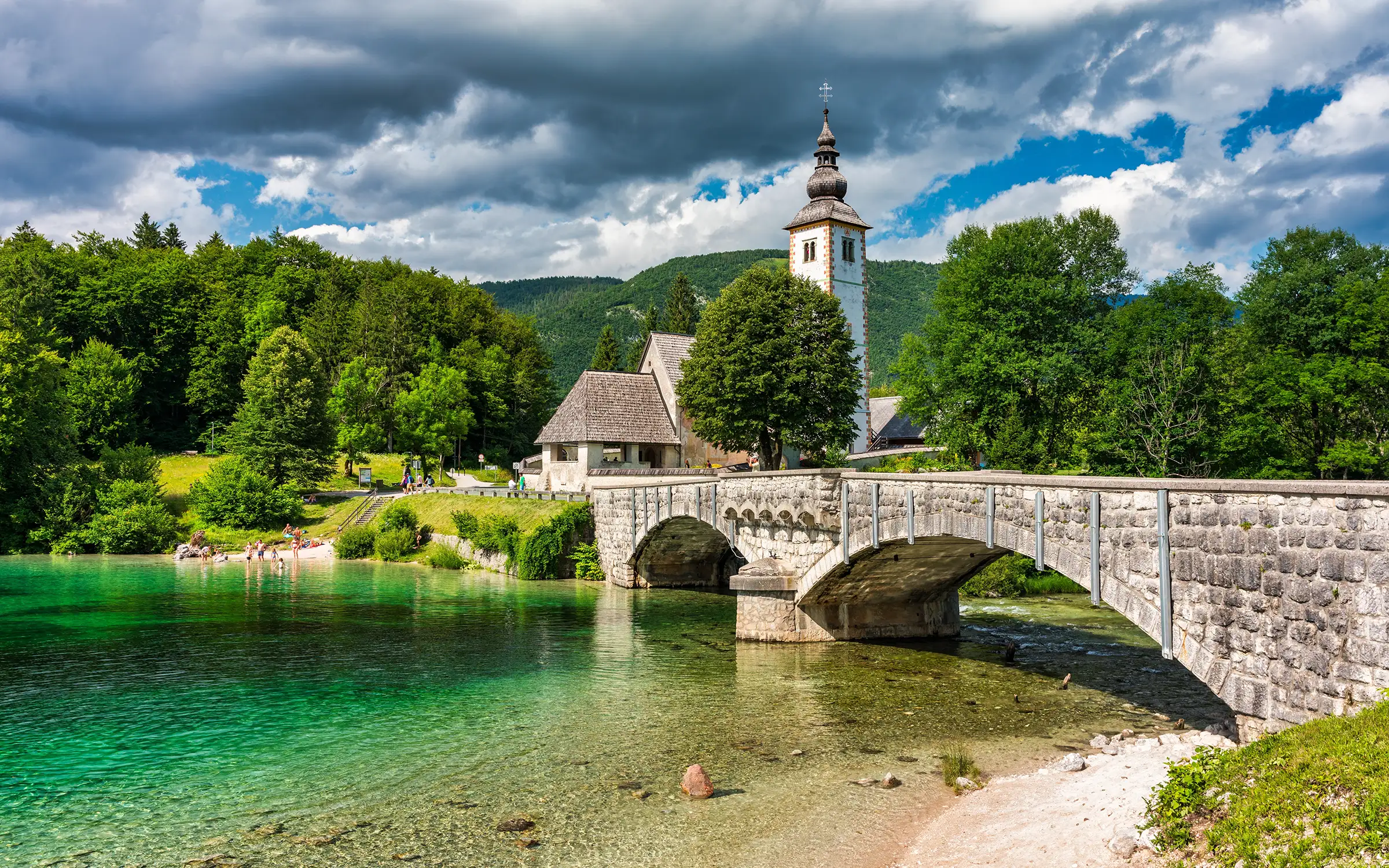 Church St. John ved Bohinj-sjøen i Slovenia | Expa Travel