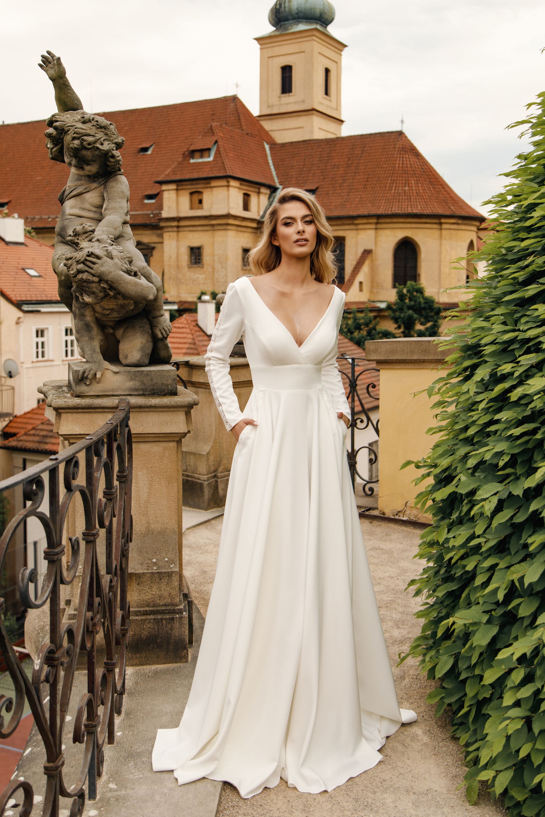 Brautkleid in reiner Seidenoptik ohne Spitzenverzierung