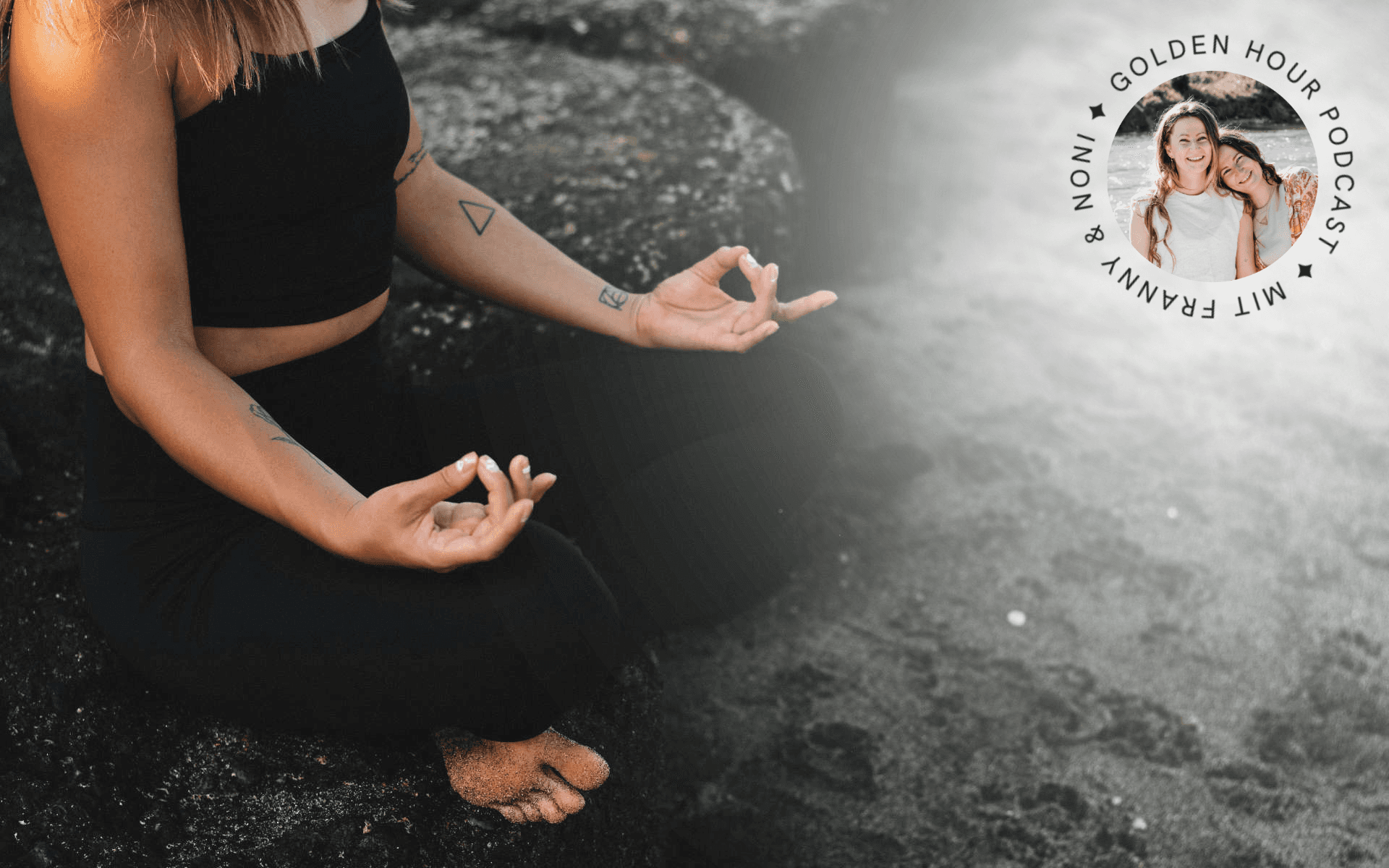 frau sitzt im lotussitz auf nassem Sand, die Hände im Mudra