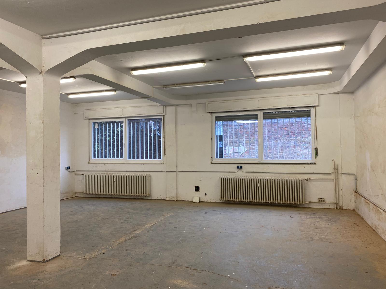 Unrenovierte Wohnung in der Dürener Straße in Köln-Lindenthal vor der Sanierung durch AS Projekte – leerer Raum mit alten Wänden und Boden, noch im ursprünglichen Zustand.
