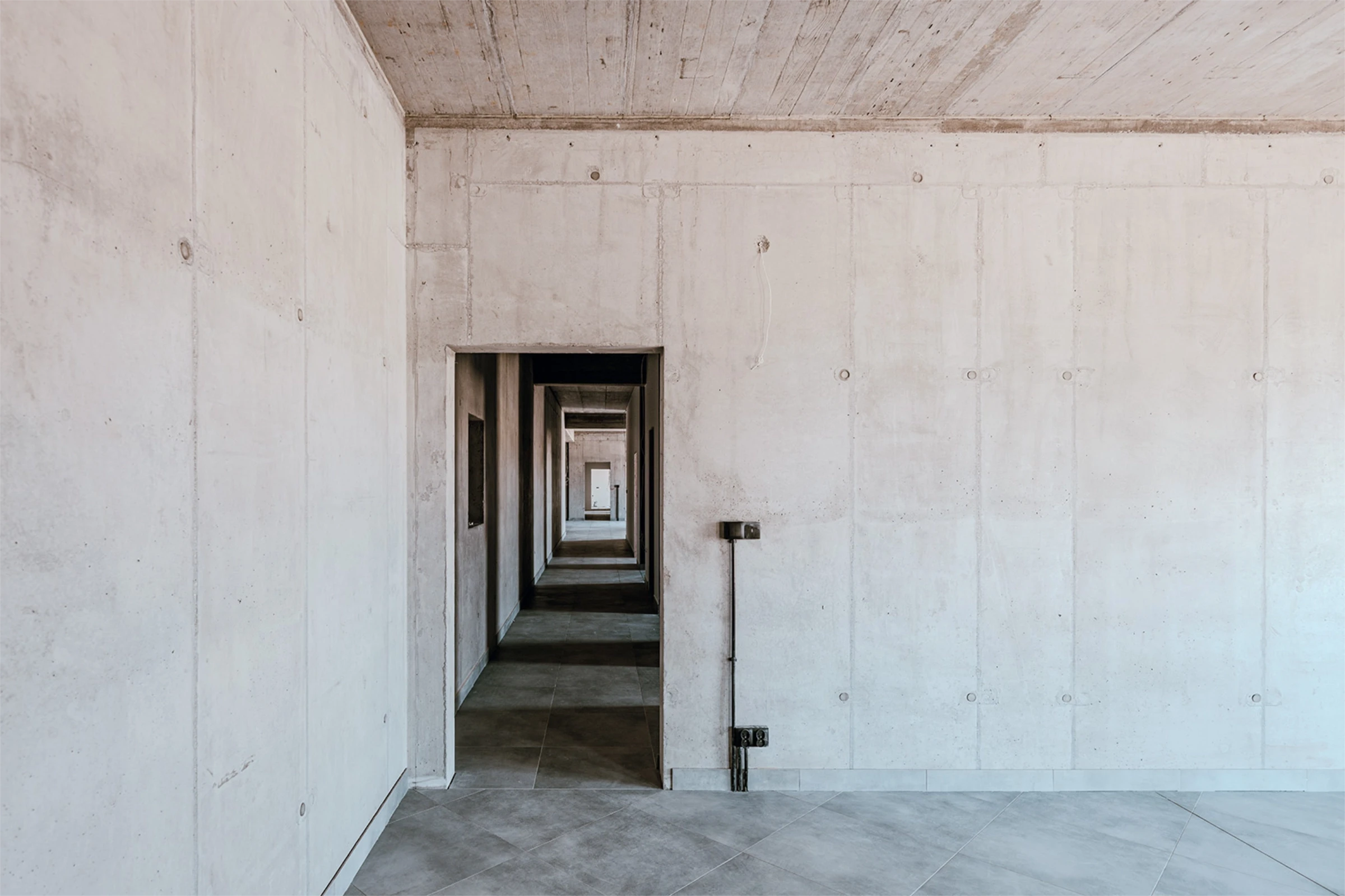 Pomieszczenie z betonowymi ścianami