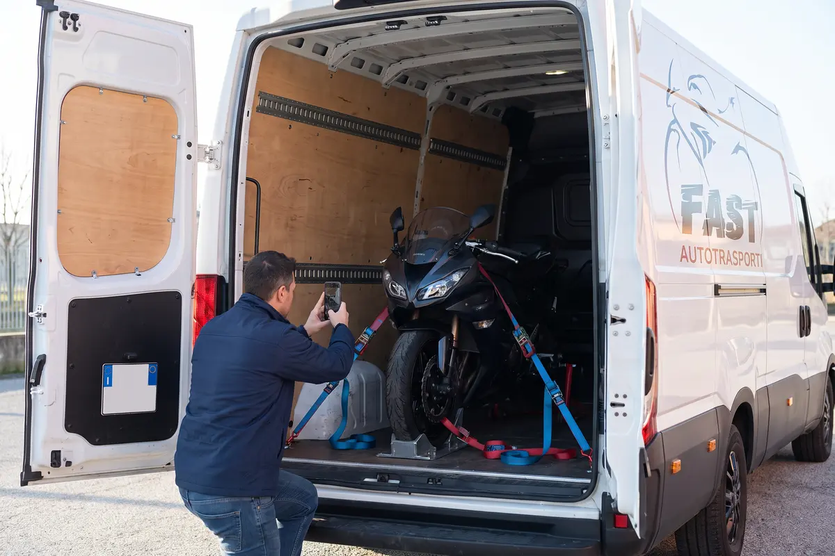 Verifica fotografica della moto fissata nel furgone FAST prima del trasporto