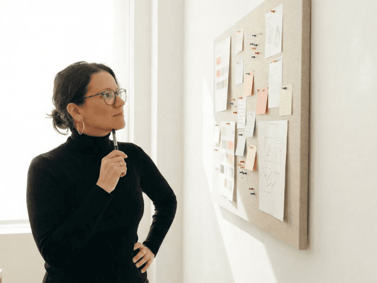 Sophie Kalkum konzentriert arbeitend am Rechner