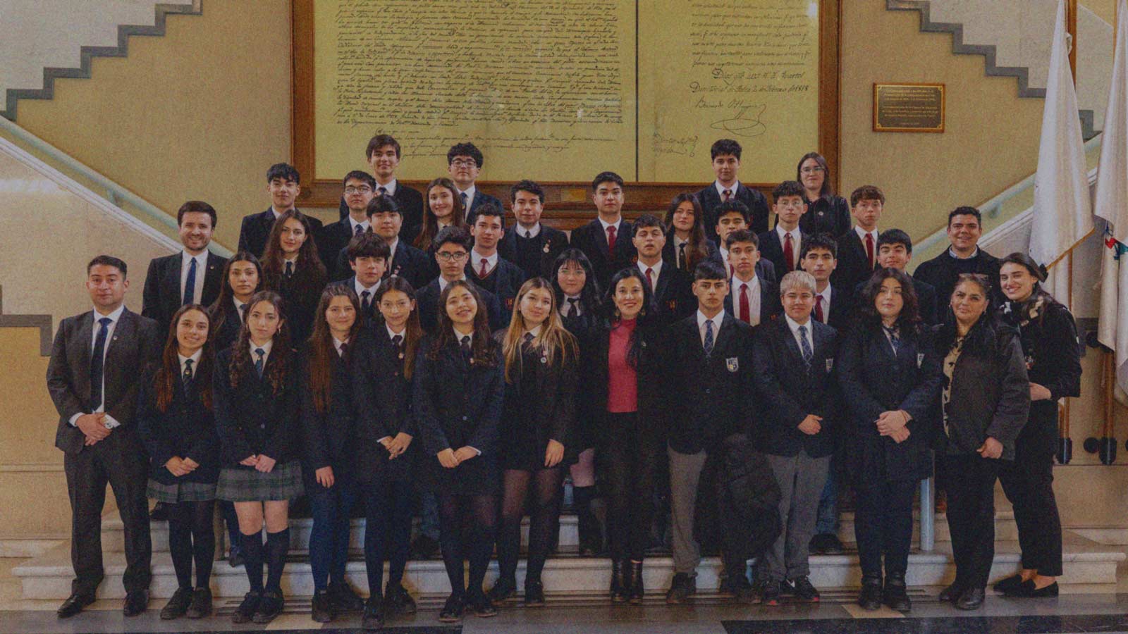 Foto de 42 escolares de la Región de O'Higgins que viajaron hasta las dependencias del Congreso Nacional.