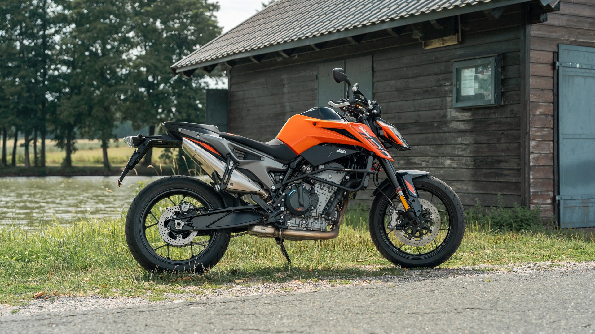 KTM Duke 790 Seitenansicht – sportliches Schulungsbike für eine effiziente und preisbewusste Führerschein-Ausbildung.