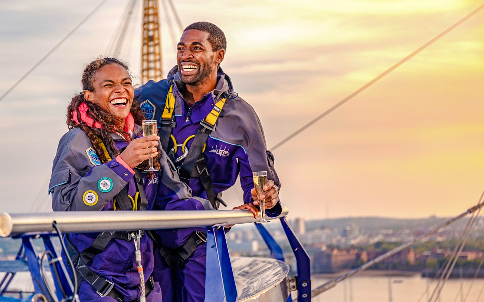 宾客们在日落时分享受着O2高空庆典攀登活动上的饮品。