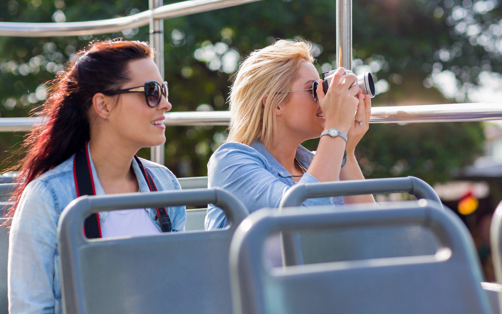 Turisti sull'autobus Hop-On Hop-Off di Madrid, che scattano foto vicino allo Stadio Santiago Bernabéu.
