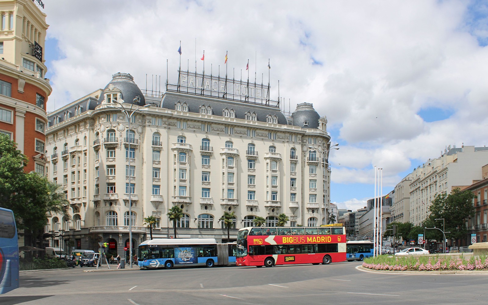 Big Bus Madrid-tur som passerer det historiske Palace Hotel i Madrid.