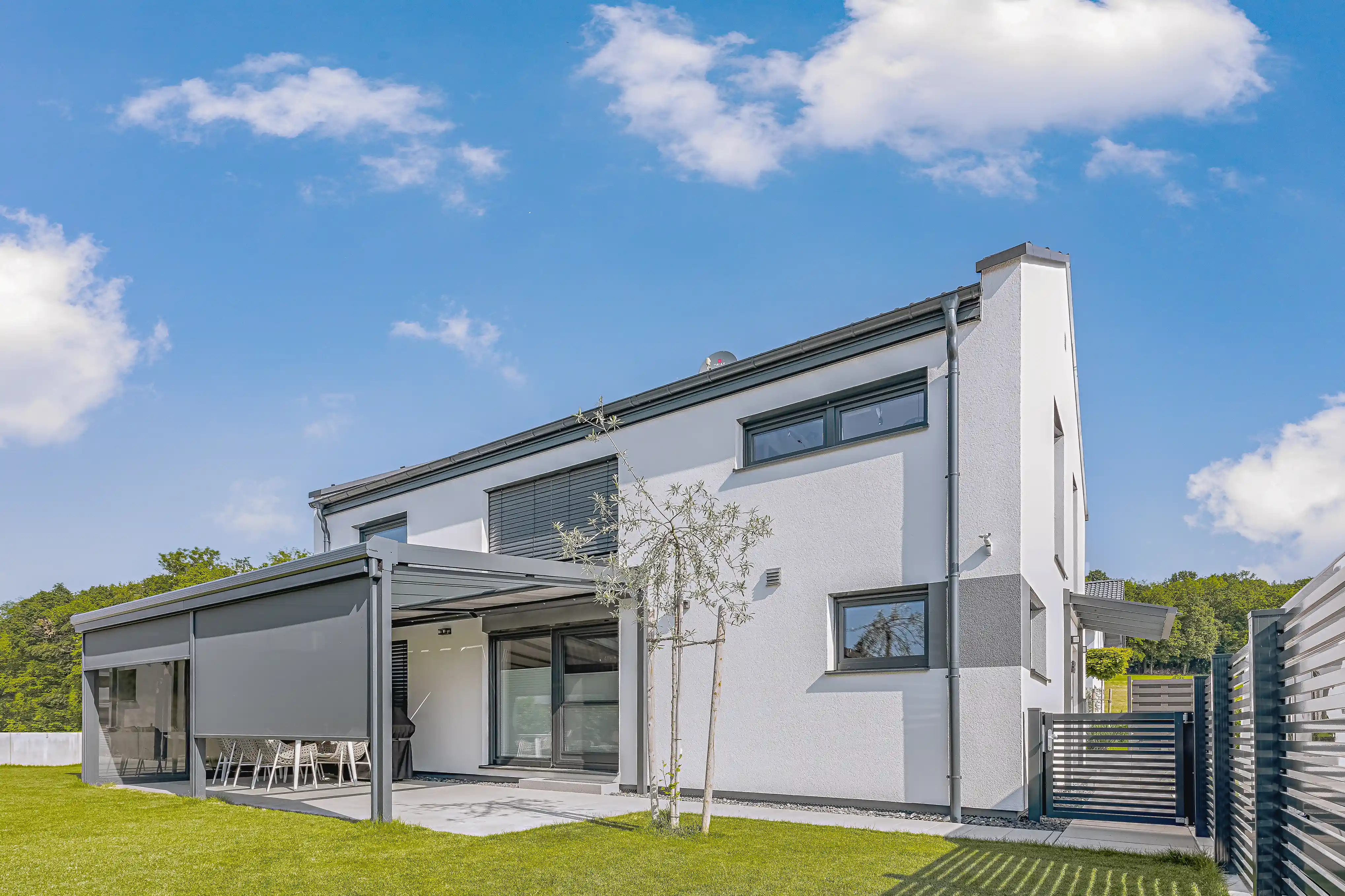 Aufnahme Terrassenüberdachung mit halb ausgefahrender Senkrechtmarkise