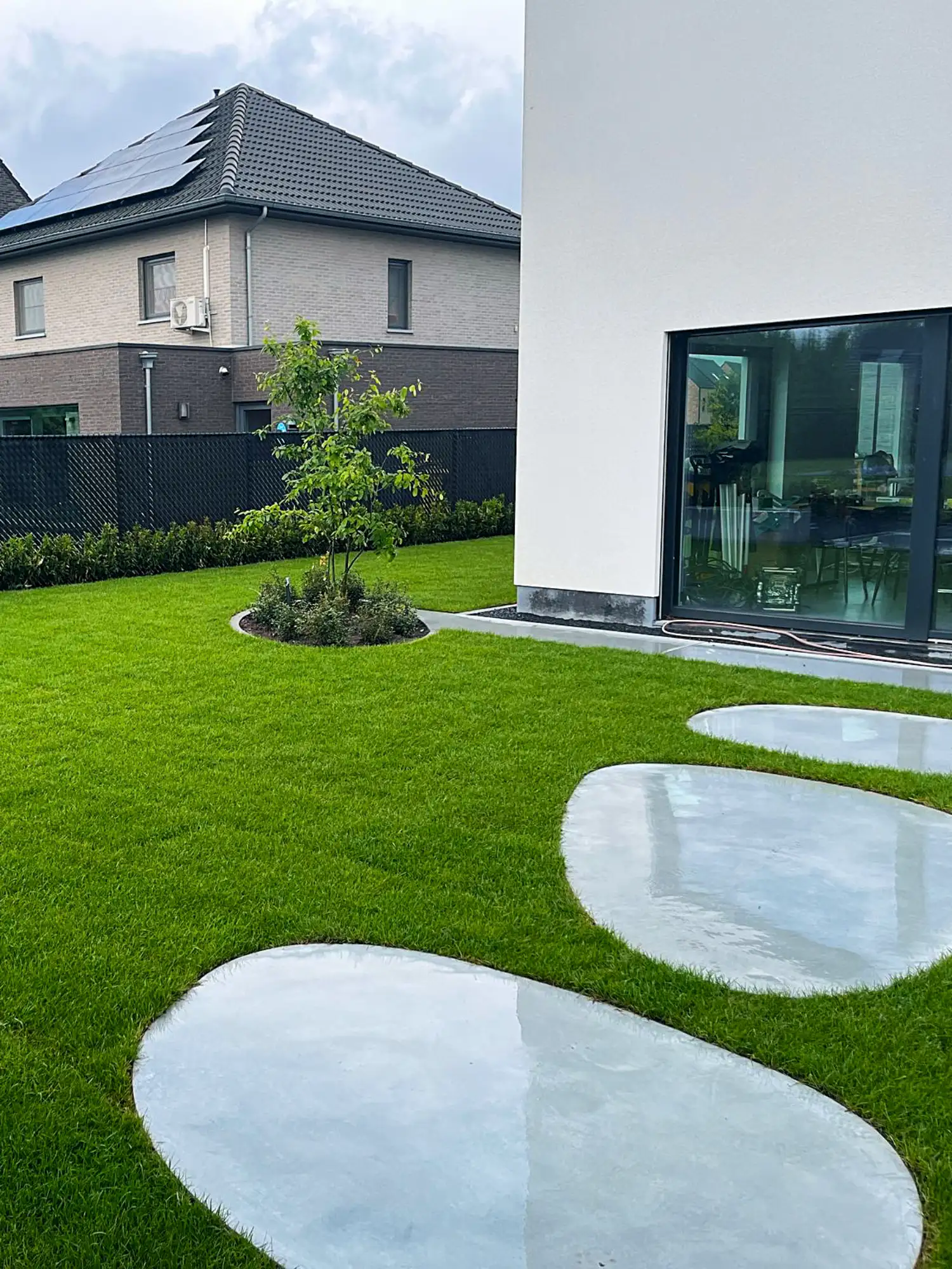 Van creatief tuinontwerp tot nauwkeurige aanleg en professioneel onderhoud: wij creëren duurzame tuinen met stijl, structuur en persoonlijke service in Pelt, België.