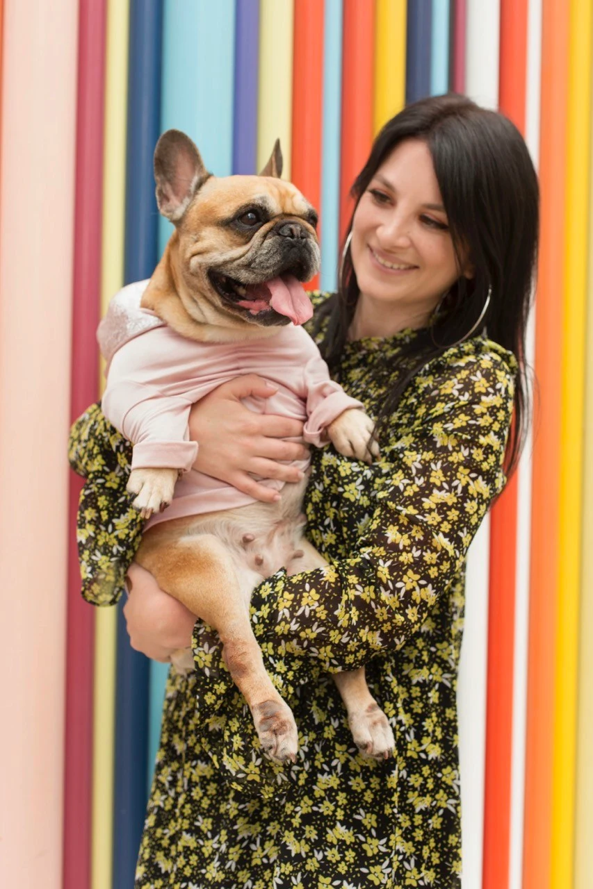 Coralie De Almeida, graphiste et directrice artistique freelance spécialisée dans le secteur animalier, avec Swan The French Frenchie sa bouledogue française