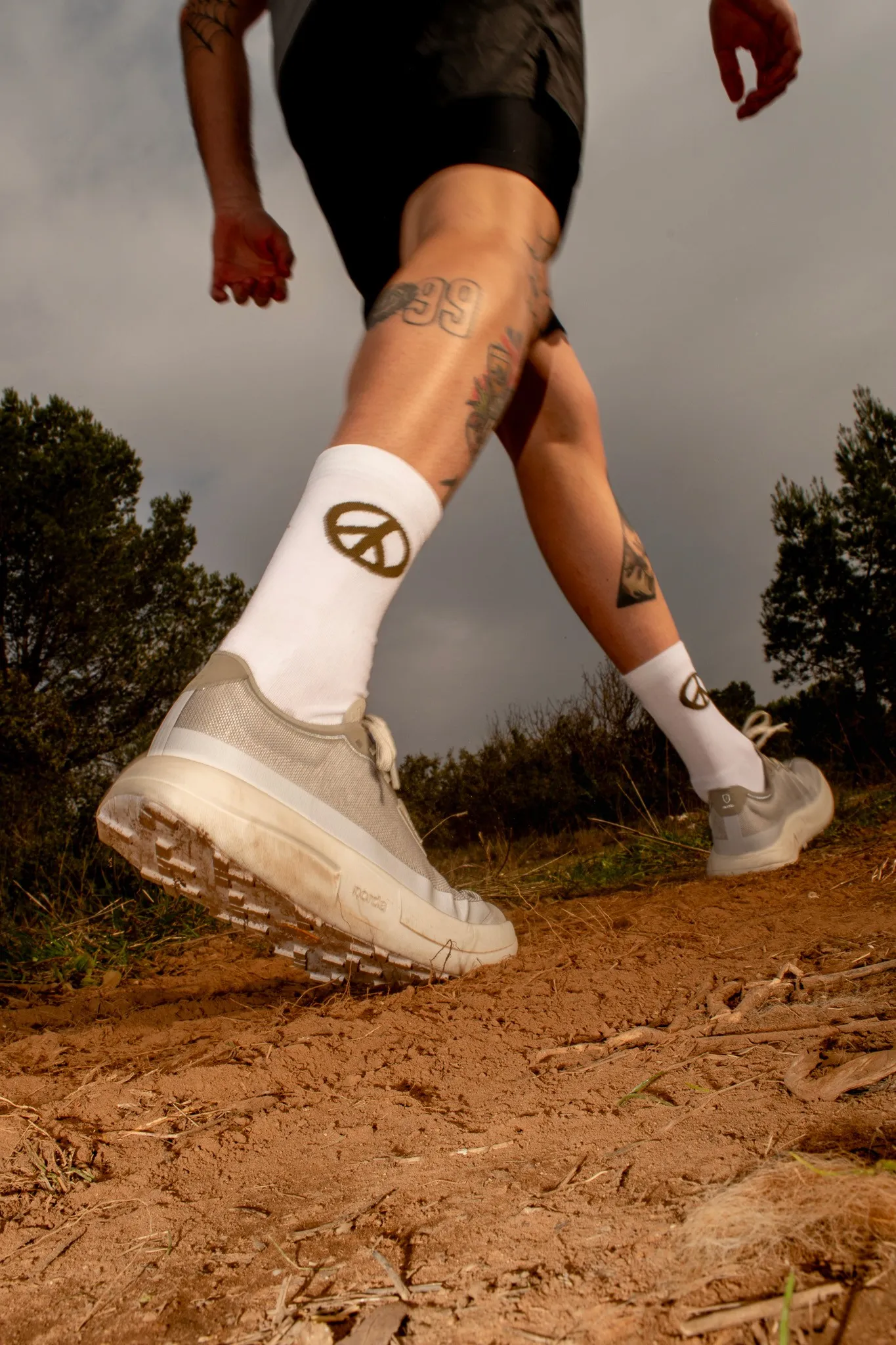 Série de photographies d'action de trail running de nuit et de jour sur terrain technique.