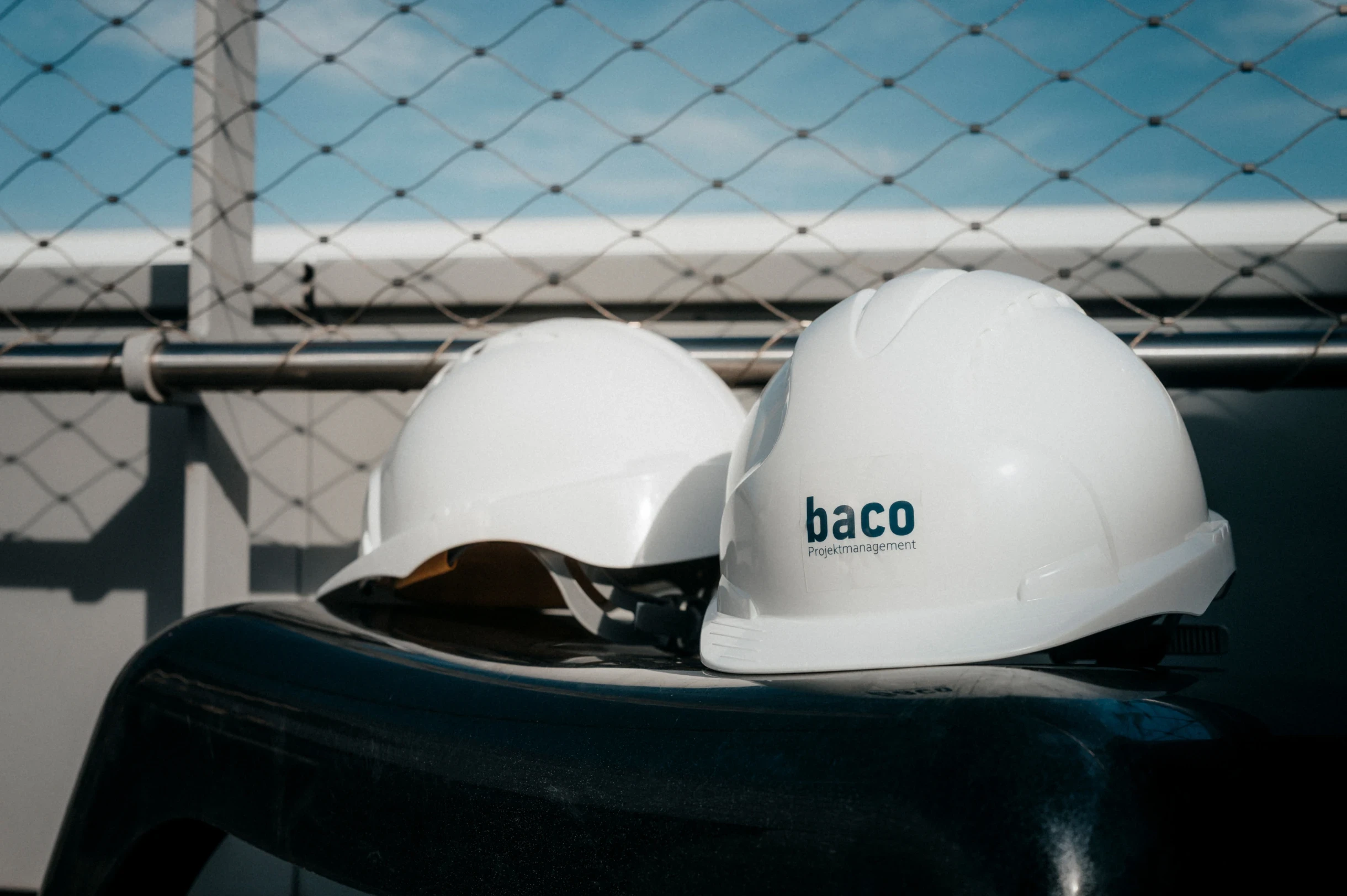 Zwei Bauhelme mit baco aufdruck