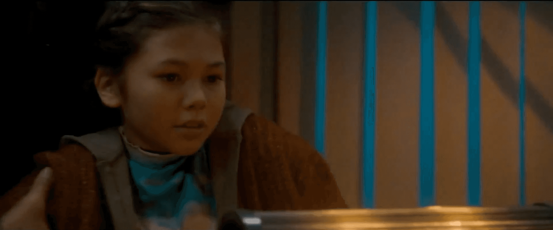 Schauspielerin Alice Aston in einer dramatischen Szene aus dem Hollywood-Film PARADOX EFFECT. Sie wurde im 1:1 Projekt Coaching von Danielle Zuber auf ihre Rolle an der Seite von Olga Kurylenko vorbereitet.