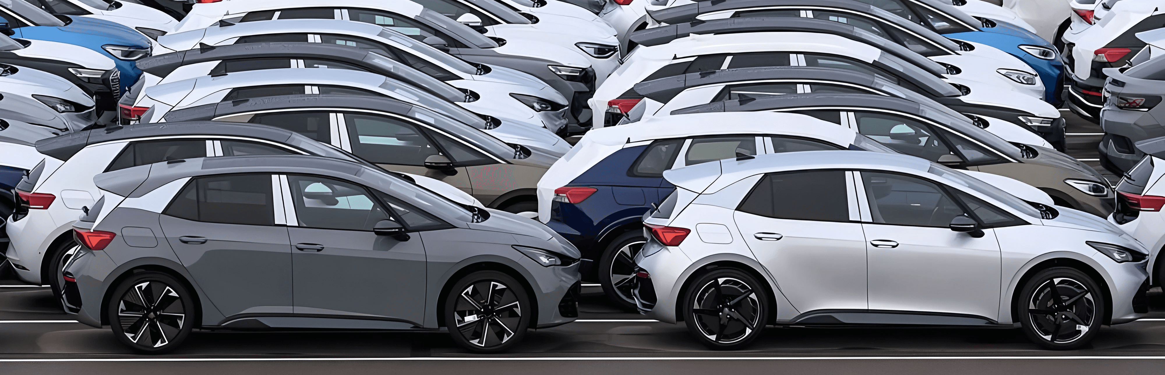 Stock important de Volkswagen ID.3 sur parking, rangées de voitures électriques blanches, grises et bleues